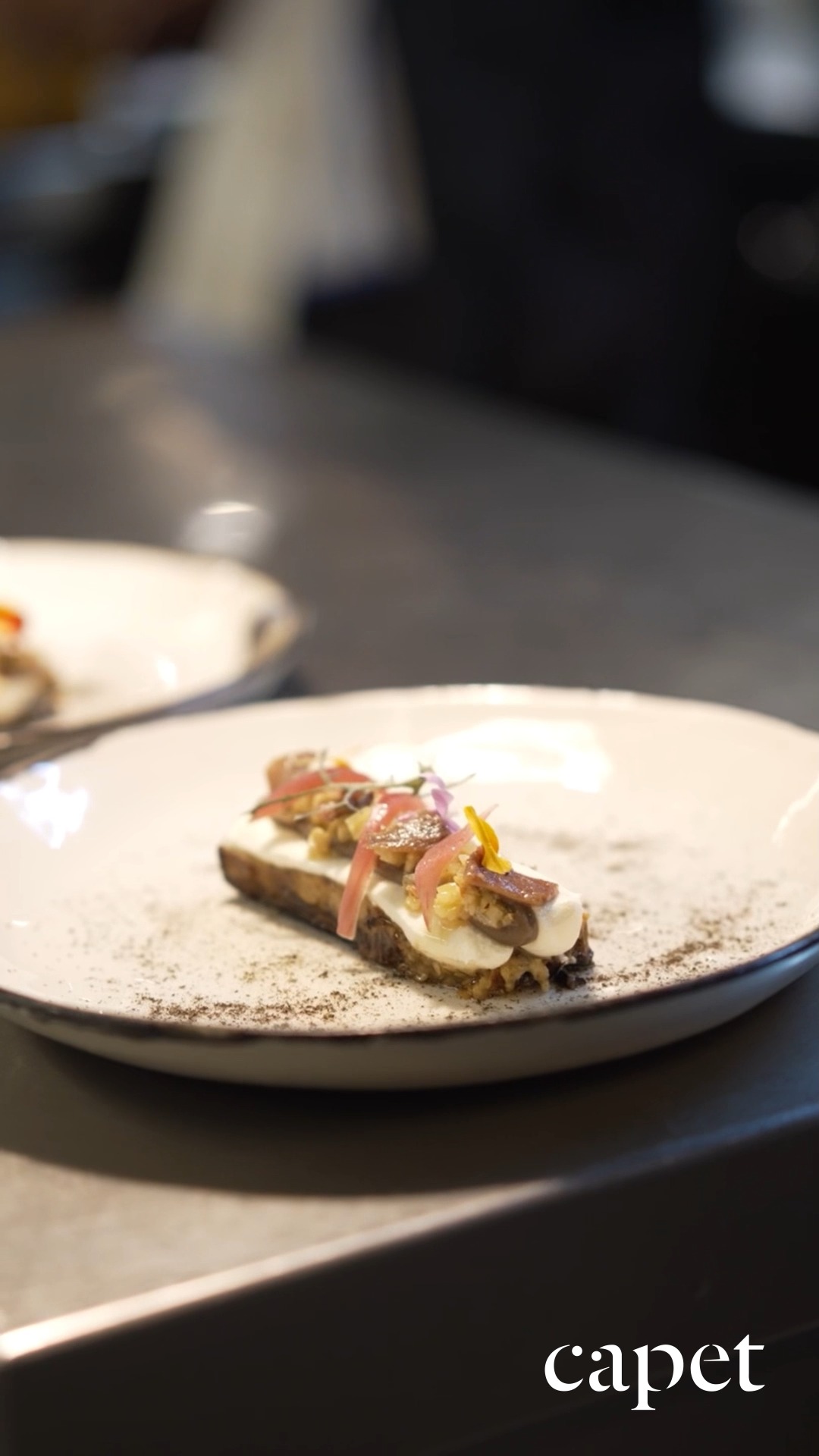 Muchos platos, muchos detalles y un mismo nivel de exigencia, el resultado final de un trabajo constante y preciso.
🔗 Reserva fácilmente desde el enlace en nuestra bio
📍 Carrer del Cometa, 5, Ciutat Vella, 08002 Barcelona
📞 937 20 44 21
#capetrestaurante #barcelonarestaurants #cocinadeautor #guíamichelin #restaurantesbarcelona #barriogotic #cocinacuidada