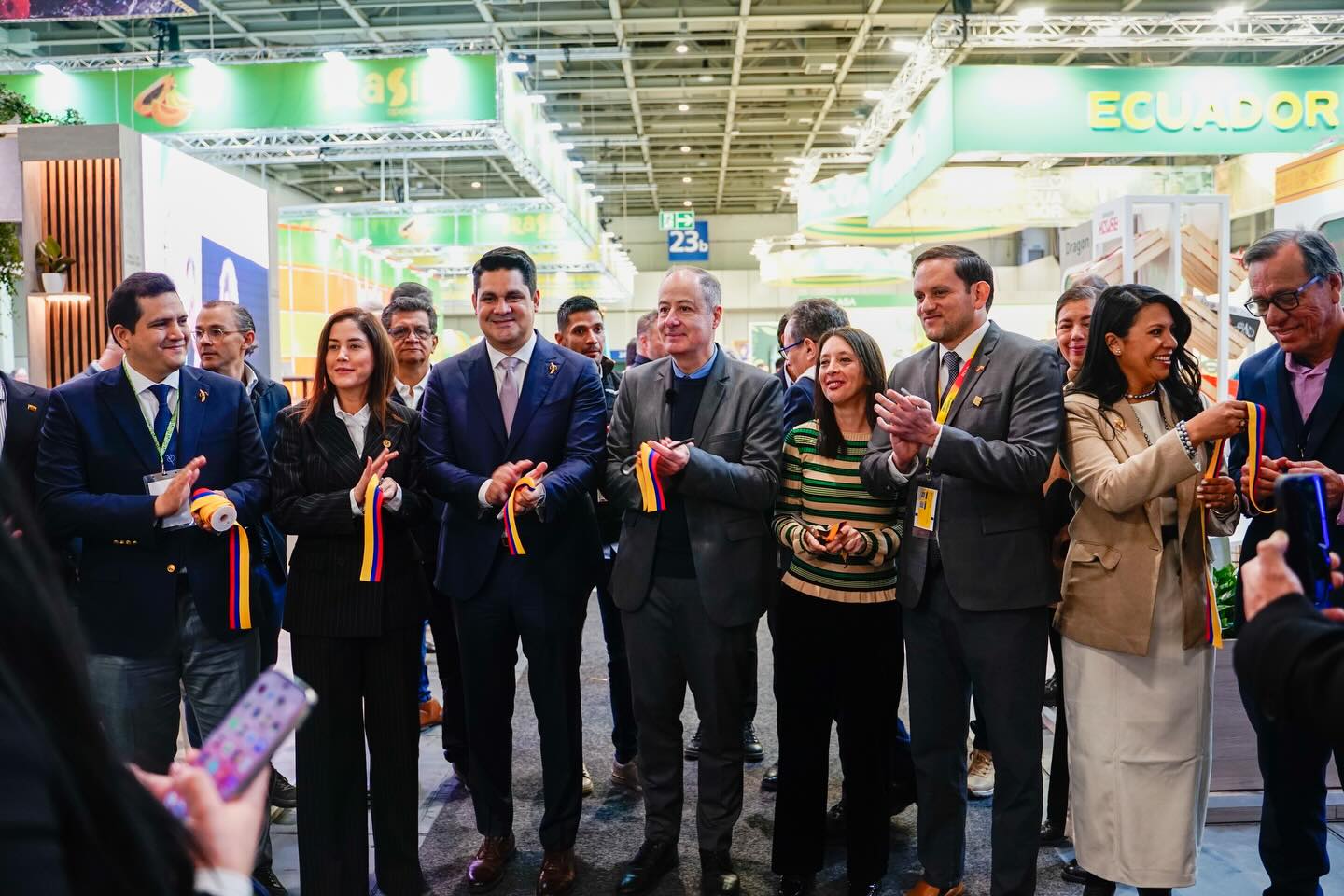 Hoy celebramos la inauguración oficial del stand de AEBE y del Pabellón Ecuador en @fruitlogistica 2026 🇪🇨🍌
En un acto simbólico y significativo, el presidente de AEBE junto al Embajador de Ecuador en Berlín realizaron el corte de cinta que marca el inicio de la participación ecuatoriana en una de las ferias más importantes del comercio mundial de frutas frescas.
Este espacio representa el compromiso del Ecuador con la calidad, la sostenibilidad, la innovación y el fortalecimiento de relaciones comerciales estratégicas, posicionando al país como un referente global en la producción y exportación de banano y otras frutas.
Desde Berlín, el Ecuador se proyecta al mundo, reafirmando su liderazgo y su visión de futuro.
#banana
#FruitLogistica2026 #PabellónEcuador #AEBE #EcuadorPresente OrgulloEcuatoriano BananoEcuatoriano Exportaciones ComercioInternacional Sostenibilidad CalidadEcuatoriana EcuadorAlMundo BerliN