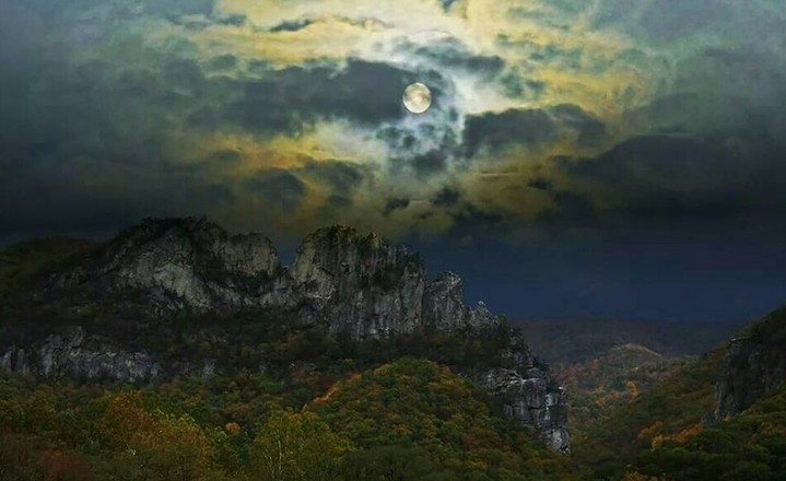 Moonrise views and hazy summer sunsets 🌙 From ridge line hikes along the North Fork Mountain Trail to peaceful overlooks on Spruce Knob, these skies are made for slow sunsets and stargazing. What summertime mountain magic are you missing the most right now? ✨
#pendletonrocks #almostheaven