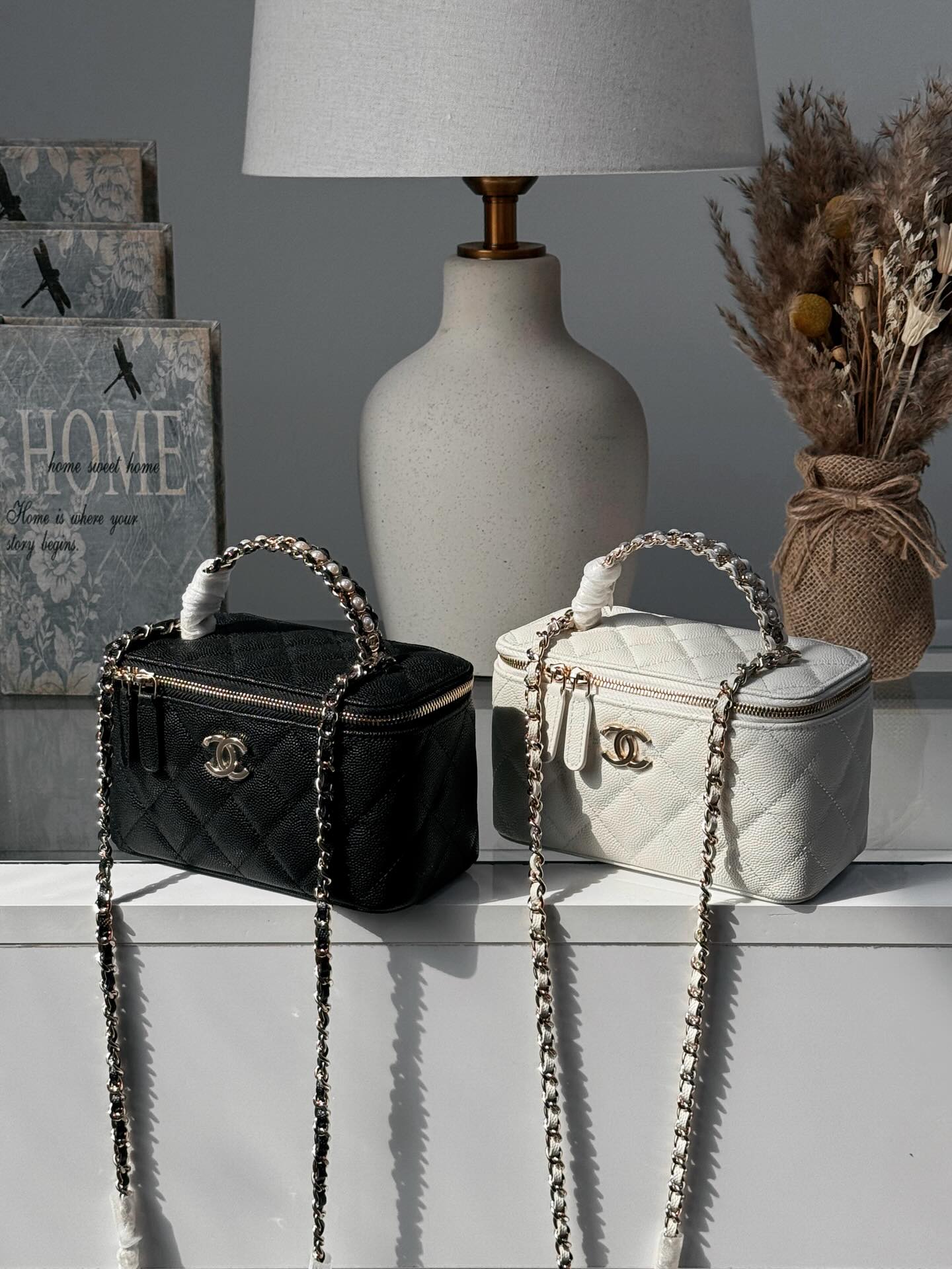 Chanel Bags 👜
Shop now: www.amirashop.net ✨
📦 Delivery:
• UAE — next-day delivery
• Oman — 3–5 days
• Worldwide — 7–10 days