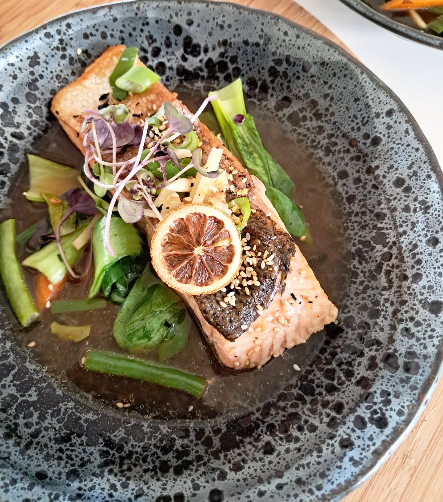 A place to breathe 🤍
Women’s Wellness Retreat at Summer House retreat ✨️
Day 2 dinner called for something gentle, nourishing, and comforting.
Poached salmon in aromatic Asian-style chicken bone broth, with ginger, wakame & Asian greens, my most requested dish, and a retreat favourite for good reason.
Vegeterian variation:
Miso & agave glazed Eggplant & tofu in delicate vegan broth with ginger, wakame & Asian greens
#RetreatVibes #retreatcook #WellnessJourney #ChefLife