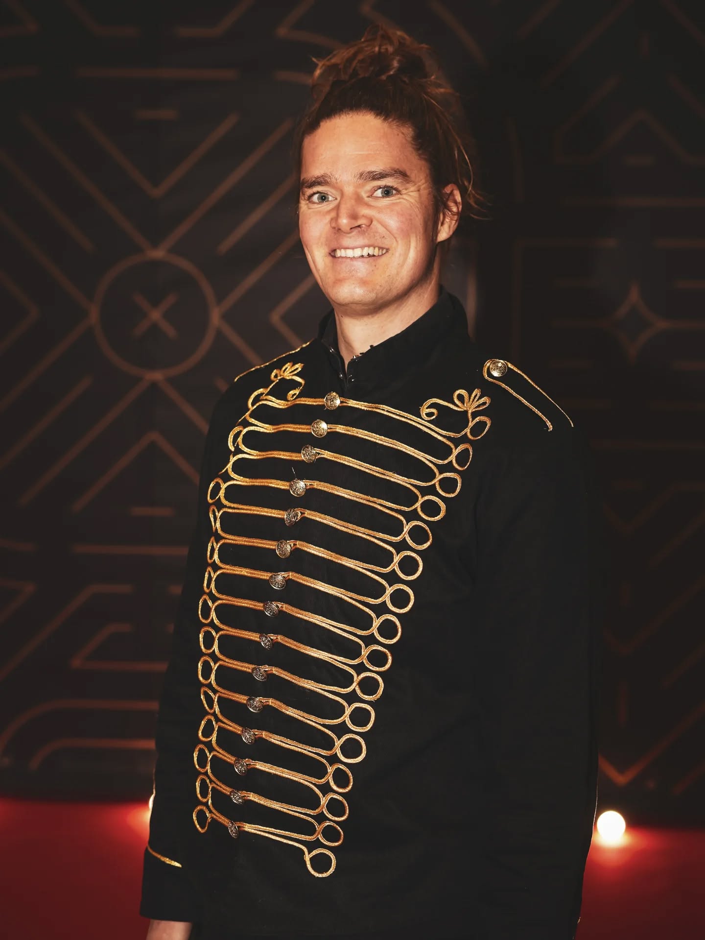 Ce genre de portrait, c’est assez rare pour moi. Mais il montre qui se cache derrière le spectacle.
Je suis disponible pour des numéros d'art de rue, magie, jonglage LED et feu... En suisse et ailleurs ✨️#spectacle
#magiesuisse #evenementsuisse
#spectaclesuisse