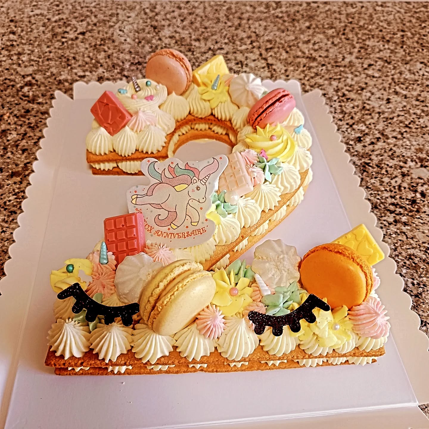 Impossible de mentir sur votre âge avec le number cake! Composé d'un biscuit découpé à la forme du chiffre ou de la lettre souhaité et agrémenté d'une ganache chocolat blanc.
#numbercakechocolat #chocolatbarry #chocolatblanc #chocolate #lesgateauxdenoe