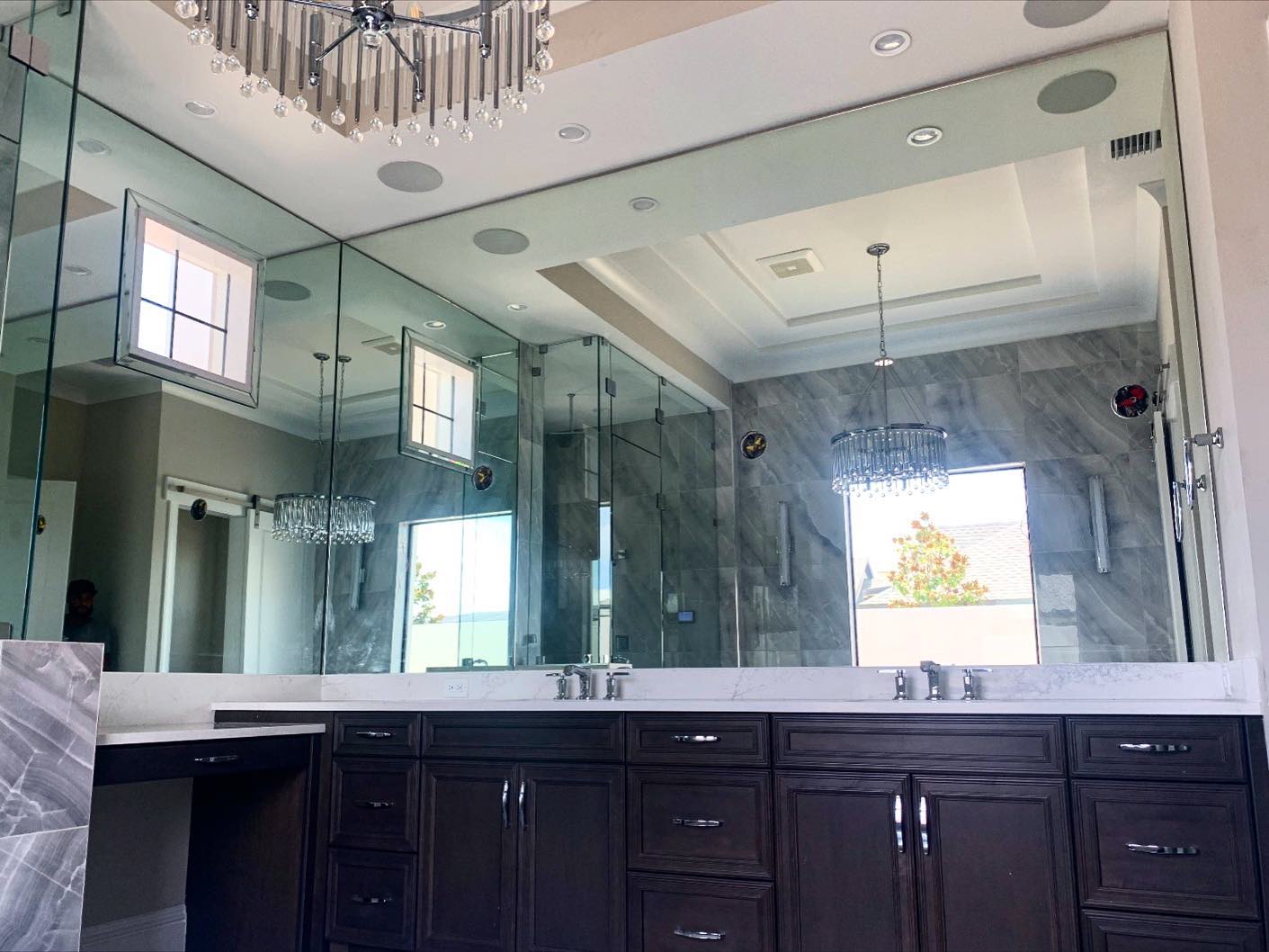 What a marvelous mirror installation! 👏
Description: two (2) over-sized mirrors on top of a bathroom vanity!