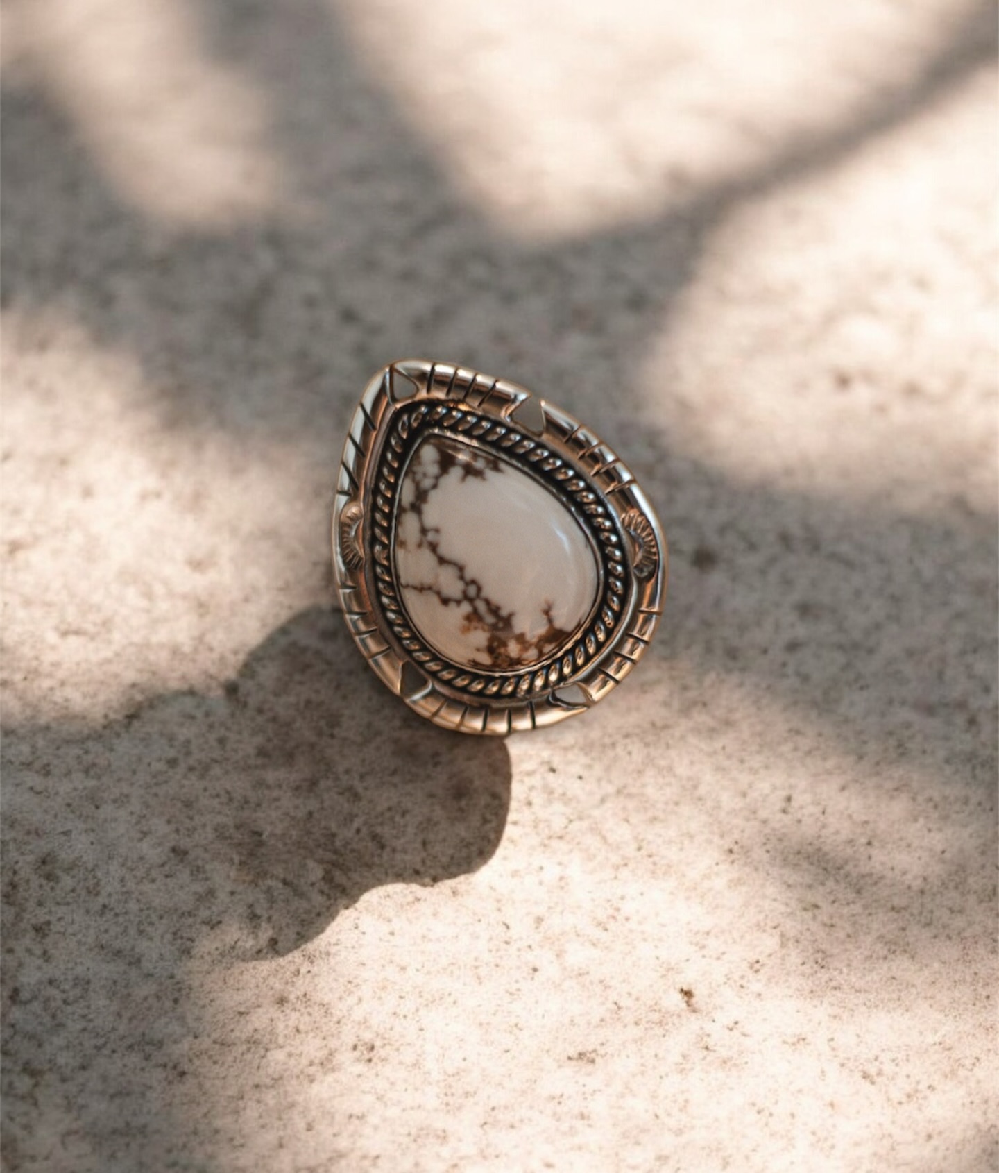 Quand chaque détail compte vraiment.
Au-delà de l’esthétique, nous choisissons des pierres riches de sens, comme la pierre de Wild Horse utilisée pour cette bague, reconnue pour ses énergies d’ancrage et d’équilibre. Une pierre qui invite à se recentrer, à avancer avec justesse 🪶
Nous aimons aussi raconter une histoire à travers les motifs. Ici, le soleil et la lune se répondent, symboles du lien éternel entre les contraires, et de notre connexion profonde aux éléments 🌙
Des créations pensées avec intention, où le sens rencontre la matière, tout simplement 🫶
#bague #handmade #bijouxargent