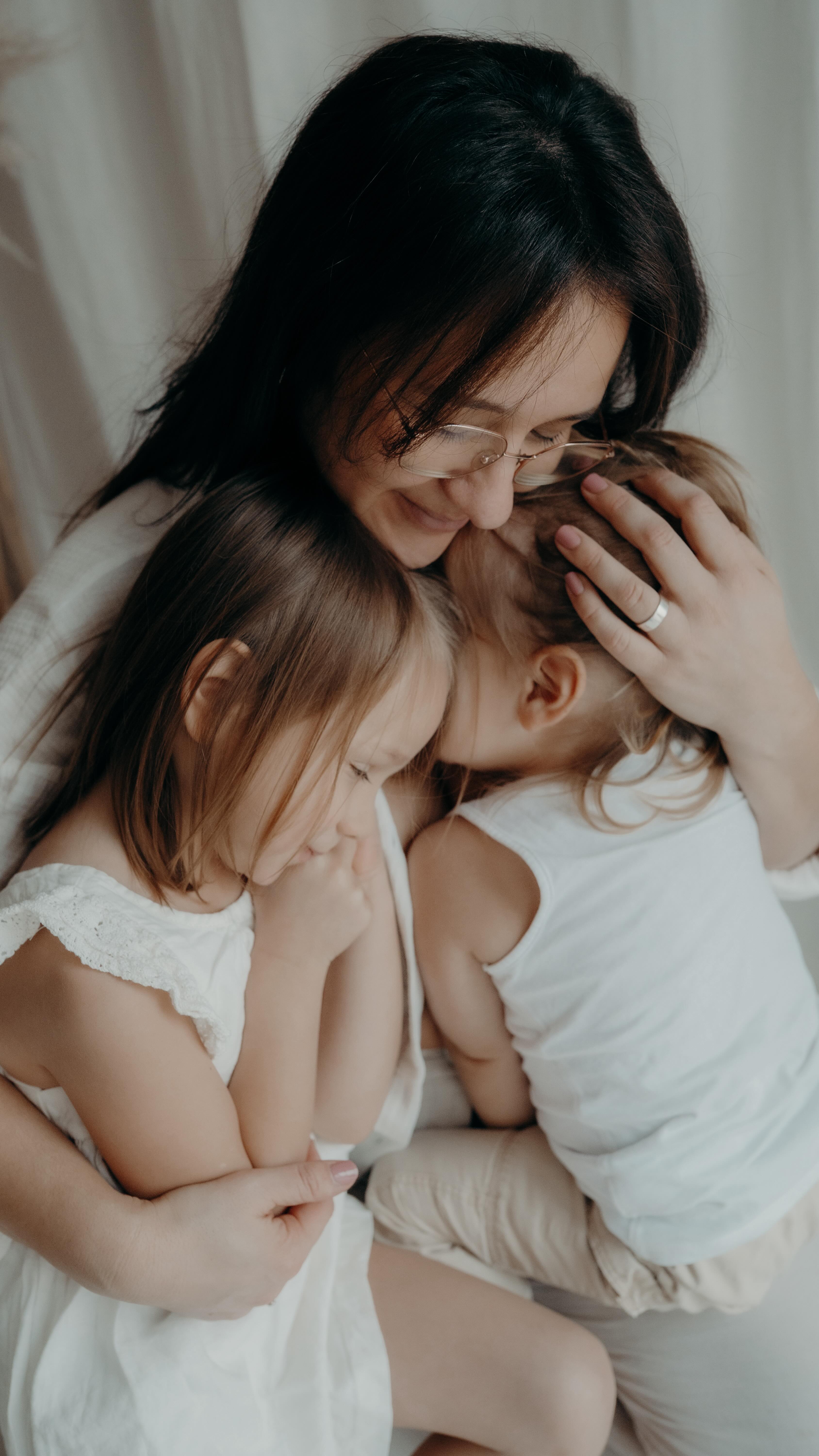 Hast du dich mal gefragt, warum Frauen so viel Wert auf ein Shooting legen?
Weil es oft die einzigsten wirklich schönen Bilder von ihr und ihrem Kind sind.
Und ja Alltagsmomente sind wertvoll.
Unperfekt. Roh. Echt.
Und ja es wäre so wichtig, dass Männer diese Momente öfter für die Mütter festhalten.
Und trotzdem:
Es liegt in der Natur der Frau,
dass sie sich auch Bilder wünscht,
auf denen sie schön aussieht.
Nicht, weil sie eitel ist.
Sondern weil sie sich selbst oft vergisst.
Weil sie trägt. Hält. Gibt.
Und sich irgendwann danach sehnt,
sich wiederzuerkennen in der Liebe zu ihrem Kind
und in ihrer eigenen Weiblichkeit.
Nicht geschniegelt.
Nicht perfekt.
Sondern sanft, verbunden, gesehen.
Denn was fehlt, sind genau diese Bilder:
👉 Bilder, auf denen sie auch drauf ist.
👉 Bilder, auf denen man sieht, wie sehr sie liebt.
👉 Bilder, die nicht zufällig entstehen sondern bewusst bewahren,
was sonst still verschwindet.
Dieses Shooting ist kein Luxus.
Es ist Erinnerung.
Es ist Wertschätzung.
Es ist: „Ich war da. Und ich war schön. Und ich habe geliebt.“
Wenn du dich hier wiedererkennst,
dann ist dieses Reel für dich 🤍
✨ Folge mir für ehrliche Mutterschaft, tiefe Verbindung
und Bilder, die bleiben für dich und deine Kinder @soulmom.era @soulmom.era @soulmom.era
#mutterschaftsfotografie #mamasein #mamamitkleinkind
#mamaundkind #sichtbaremama weiblichkeit
emotionenefotografie echtemütter bindungsfotografie
mamaliebe frauensein gesehenwerden