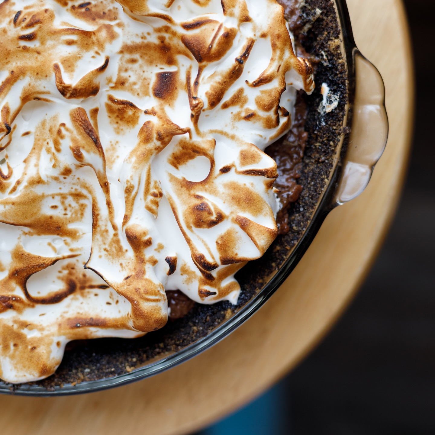 ☀️ MENU MONDAY ☀️
But first, thank you to all of you who came out to the farmers market this past Saturday in that freezing cold! Your commitment to shopping local with us means everything🩷
🥖Sourdough loaves:
- Classic
- Garlic Jalapeño
- Cinnamon Raisin
- Flavor of the Month: Chocolate Chip
🍪 Chocolate Chip Cookies
💚 King Cakes:
- Cafe au lait
- Lemon
- Cookie Butter
Gather on Main will be stocked on Friday and I’ll see y’all bright & early Saturday at @lafarmersmarket
In the mean time, enjoy this beautiful chocolate pie my children requested this weekend…. It tastes pretty delicious too!
#homebaker #cottagebakery #sourdough #farmersmarketfinds