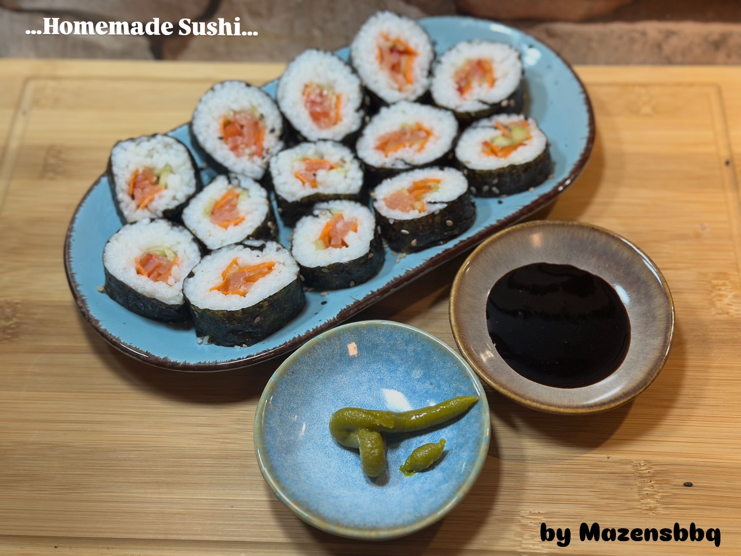 🍣 Homemade Sushi – einfacher als gedacht! 🍣
Frisch gerollt, perfekt gefüllt und einfach mega lecker 😍
Mit etwas Übung gelingt Sushi auch zu Hause wie im Restaurant – und der Spaßfaktor ist garantiert!
⸻
🛒 Zutaten (für ca. 4 Portionen)
• 250 g Sushi-Reis (japanischer Rundkornreis)
• 3 EL Reisessig
• 2 EL Zucker
• 1 TL Salz
• 4 Nori-Blätter
• ca. 100 - 150g Lachsfilet (Sushi-Qualität)
• 1 Karotte
• ½ Gurke
👉 Optional zum Servieren: Sojasauce, Wasabi & eingelegter Ingwer
⸻
👩🍳 Zubereitung
1️⃣ Reis kochen
Sushi-Reis gründlich waschen, nach Packungsanleitung garen und leicht abkühlen lassen.
Reisessig, Zucker & Salz erwärmen (nicht kochen), bis sich alles auflöst, anschließend vorsichtig unter den Reis heben.
2️⃣ Zutaten vorbereiten
Lachsfilet und Karotte in feine Streifen schneiden.
Gurke entkernen und in dünne Stifte schneiden.
3️⃣ Sushi rollen
Ein Nori-Blatt auf die Bambusmatte legen, mit einer dünnen Schicht Reis bedecken (oben ca. 2 cm frei lassen).
Fisch, Karotte & Gurke mittig platzieren und mithilfe der Matte fest einrollen.
4️⃣ Schneiden & servieren
Rolle mit einem scharfen, feuchten Messer in gleichmäßige Stücke schneiden.
Mit Sojasauce, Wasabi & Ingwer genießen 😋
⸻
✨ Fazit:
Frisch, leicht und einfach unschlagbar – selbstgemachtes Sushi geht immer!
⸻
🔖 Hashtags
#mazensbbq #sushi #sushiliebe #foodliebe #foodporn