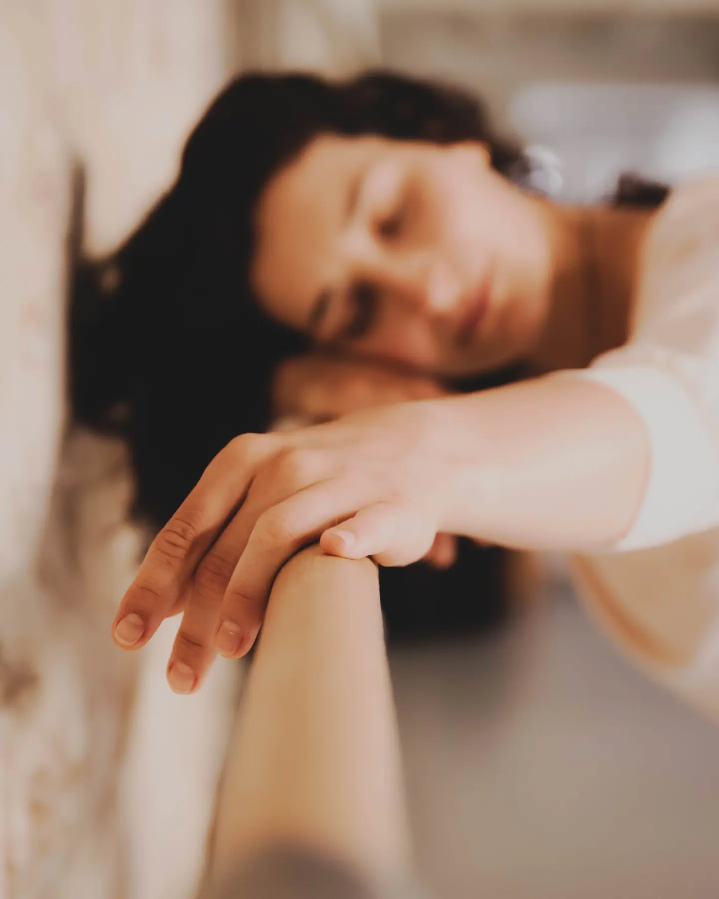 La peur de l'échec 1/2
.
En entamant ce changement de vie dans Sud-Ouest, je voyage aussi un peu plus en profondeur, à la rencontre de moi même.
Adorant sortir de ma zone de confort, j'ai oublié comme le changement vient réveiller des parts d'ombres endormies.
.
Les dents serrées, les ruminations aiguisées, une respiration saccadée se sont installées et m'ont permis de travailler sur l'acceptation 🥴 OK c'est ma réalité d'aujourd'hui. Alors d'abord la culpabilité s'invite, puis l'agacement, l'impatience (ça fait des semaines !), le doute hurle à l'intérieur et enfin, un appel du corps qui me somme de revenir aux ressentis, de sortir des ronronnements du mental.
.
Tapas : l'auto-discipline, m'a permis de revenir à moi pour observer avec plus de recul. J'avais peur, et cette peur nourrissait uniquement mon égo. Et si... ce n'était pas la bonne décision ?! Si ça ne marchait pas ? Tout quitter sans certitude, perdre ce que j'avais construis. La voilà belle affaire 😊 Personne ne se faisait de soucis pour moi, mais moi j'étais pleine de peur.
.
De cette peur que je commence à connaître, je me reconnecte à mon intention : qu'est ce qui compte vraiment pour moi, qu'est ce que je veux voir grandir ! Échouer est une invitation à cueillir ce que l'on trouve dans la chute pour se relever et continuer notre chemin un peu plus riche.
.
A toutes nos peurs bisous ! 😘
Sans peur, dans quoi tu te lancerais ?
.
#oser #boussoleinterieure #demenagement #voyageinterieur #profondeur #mindsetcreator #penseepositive #conditionnement #chemindevie #peurdelechec #yogadance #yogaphotoshoot #yogaphotography #confidence #instareality