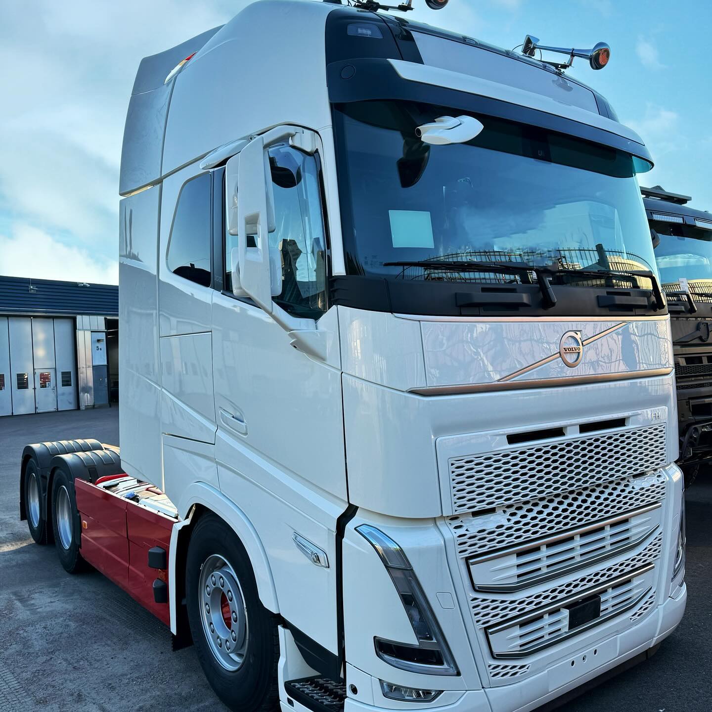 Lastbillackering hos Hovgårdens Ytskydd – för ett skyddat och glänsande resultat.
www.hovgardensytskydd.se
#lastbillackering #lastbil #lackalastbil #hovgårdensytskydd