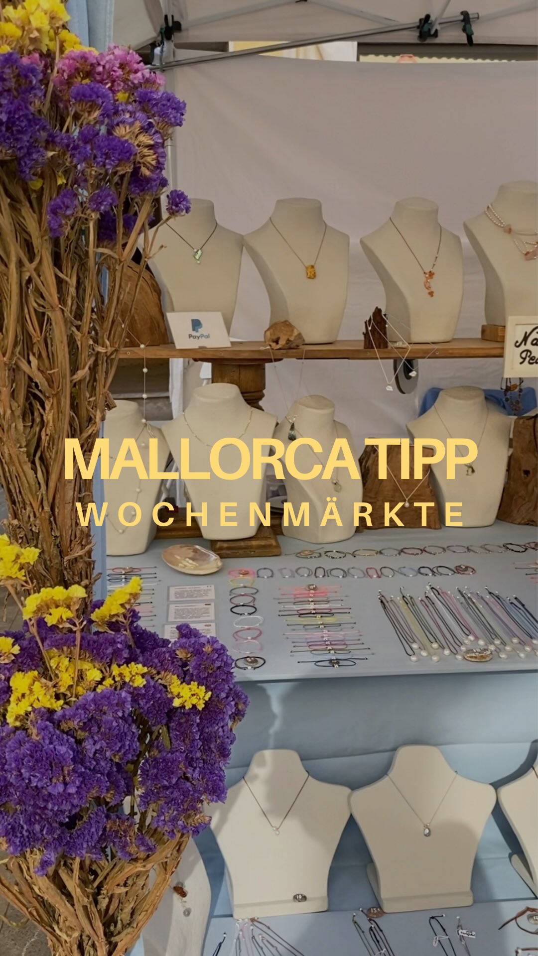 Die komplette Liste aller Wochenmärkte auf Mallorca☀️abspeichern nicht vergessen
Egal ob frisches Obst, Käse, Keramik oder Handwerkskunst. Märkte gehören auf Mallorca einfach dazu. Ich liebe es, durch die Gassen zu schlendern, lokale Produkte zu entdecken und danach noch irgendwo einzukehren ✨
📌 Mein Tipp vorab
Früh hingehen lohnt sich, vor allem in der Saison. Viele Märkte sind ab mittags komplett überlaufen.
Hier kommt die komplette Übersicht nach Wochentagen 👇
🛍️ Montag
Calvià, Lloret de Vistalegre, Manacor, Caimari, Montuïri
🛍️ Dienstag
Alcúdia, Artà, Campanet, Porreres, Santa Margalida, Llubí, Peguera, Colònia de Sant Jordi
🛍️ Mittwoch
Andratx, Capdepera, Deià, Felanitx, Petra, Port de Pollença, Selva, Sencelles, Sineu, Vilafranca de Bonany, Bunyola, Llucmajor, Marratxí, El Toro
🛍️ Donnerstag
Ariany, Campos, S’Arenal, Consell, Inca, Pòrtol, Sant Llorenç de Cardassar, Ses Salines, Sant Joan, Lloseta
🛍️ Freitag
Algaida, Binissalem, Can Picafort, Llucmajor, María de la Salut, Pont d’Inca, Son Servera, Sa Cabaneta, Son Ferrer
🛍️ Samstag
Alaró, Búger, Bunyola, Cala Ratjada, Campos, Costitx, Esporles nur am ersten Samstag im Monat, Palma, Santanyí, Sóller, Santa Eugènia, Santa Margalida
🛍️ Sonntag
Alcúdia, Consell mit Flohmarkt, Felanitx, Llucmajor, Muro, Pollensa, Porto Cristo, Santa Maria del Camí, Valldemossa, Sa Pobla
✨ Special Märkte sind unter anderem:
🌅 Sunset Market Puerto Portals
🌙 Night Market Sineu
Die Termine wechseln je nach Saison und die Infos dazu teile ich hier immer rechtzeitig mit dir.
💛 Meine persönlichen Favoriten
Sineu, Artà, Santa Maria del Camí und der Mercat de Santa Catalina in Palma
🍽️ Extra Tipp:
Restaurant @cabra_blanca egal ob zum Lunch nach deinem Marktbesuch oder abends zum Dinner. Dieses Restaurant gehört ganz klar zu meinen absoluten Favoriten.
Unbedingt abspeichern für deinen Mallorca Trip. Und nicht vergessen mir zu folgen für mehr Mallorca Tipps und die vielen kleinen Momente dazwischen ☀️🌴