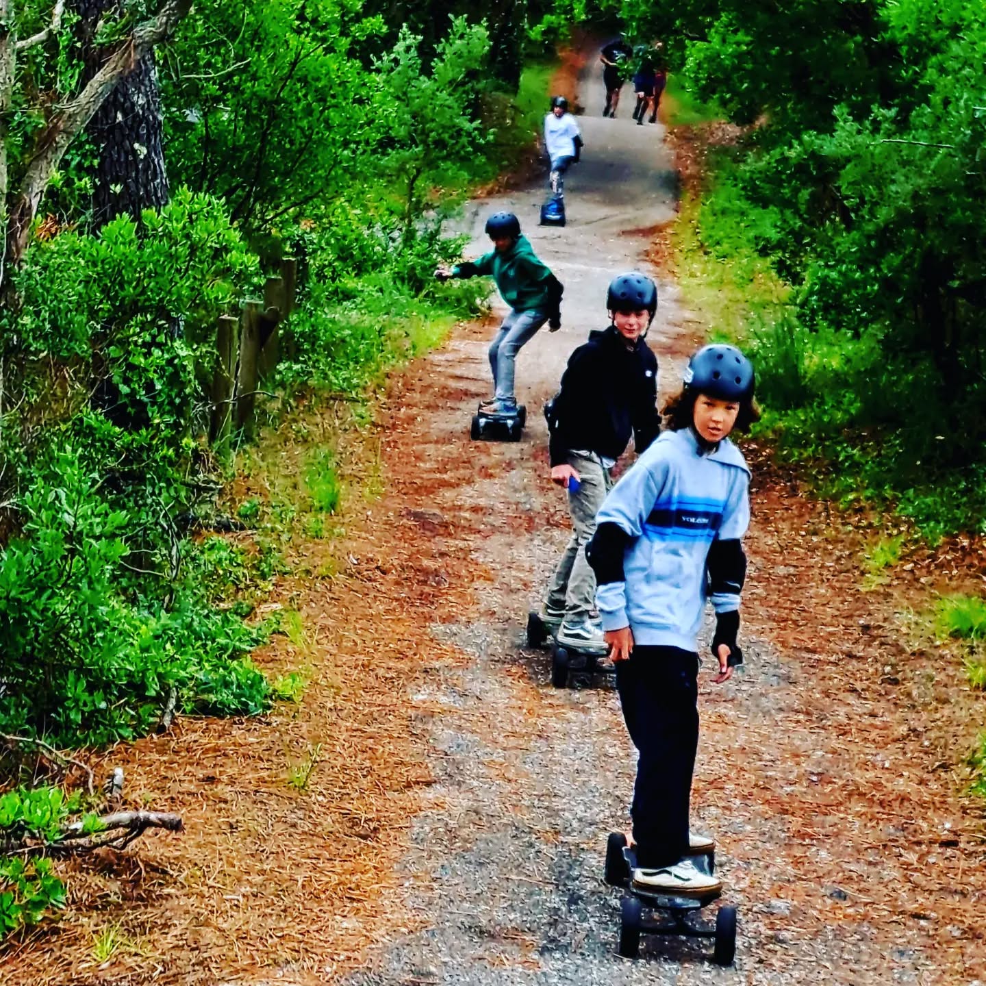 La vague ne s'arrête jamais... 🌊
Des chemins pleins de surprises avec des planches qui passent partout🛹
.
#exwayatlas #activitelandes #moliets #skateelectrique #fun #leslandes