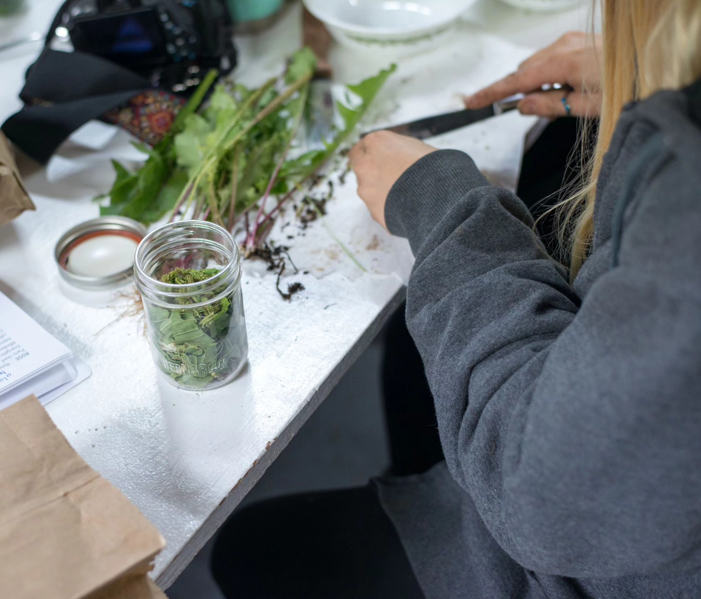 πΏ August 2018 - My first ever tincture (and salve) was made that weekend. Until that point, I had spent a few years experimenting with teas and elixirs using dried + powdered herbs. As someone who never really felt called to anything intensely career-wise, I had a hard time finding things in life that tugged at my heart enough to make it my 'work'.. until herbalism. Now in 2025.. I run a small herbal business, tend a garden with 20+ medicinal plants, and am just starting school at @pacificrimcollege to study Holistic Nutrition and Phytotherapy. I feel such an emotional attachment to this photo and am so blessed to have it documented.. thank you @noelledrimmie_photography ππ»πΏ
#herbalism #herbalist