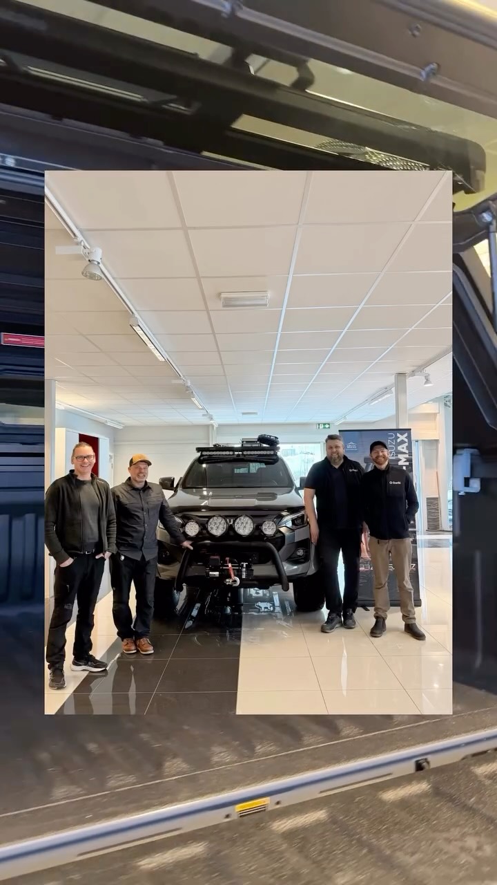 Vi elsker en tøff pickup 🔥 Arctic Trucks ombyggede pickuper er på plass i salgshallen!
Gutta fra Arctic Trucks tok turen innom i dag og tok oss gjennom alle detaljene som gjør disse pickupene ekstra spesielle! Alt fra lys til dekk og tøffe detaljer - og ja, enda råere i virkeligheten 😎
Pickupen står her frem til 13. februar! Kom innom og sjekk selv 🛻