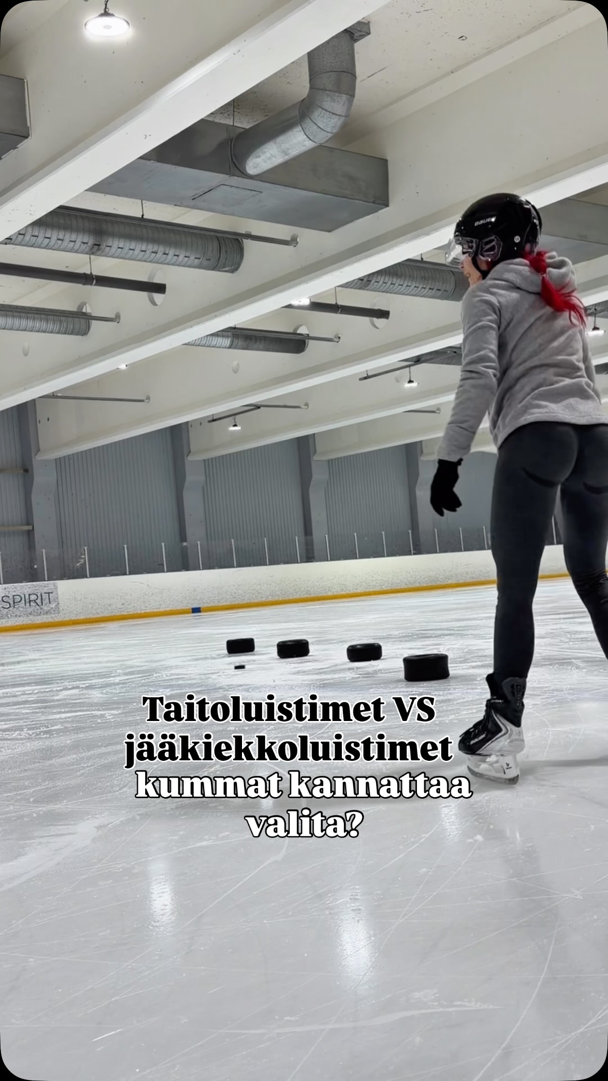 Taitoluistimet VS jääkiekkoluistimet
Kummat kannattaa valita?
🏒Jääkiekkoluistimet - Jos haluat nopeutta, ketteryyttä ja räjähtäviä käännöksiä.
Painopiste pienemmällä (keskellä) alueella, terä kapeampi. Nopeampi suunnanvaihto, kovempi vauhti.
Luistin jäykempi, suojaa paremmin iskuilta.
Sopii erinomaisesti mailapeleihin ja matkaluisteluun. Luisteluasento huomattavasti enemmän ”kyykyssä”.
⛸️ Taitoluistimet - Jos haluat pitkää liukua, kaaria, hyppyjä ja piruetteja.
Painopiste isommalla alueella ja terä leveämpi ja pidempi. Tasaisempia liukuja. Teroituksessa syvempi ura, joten ”jarruttaa” helpommin jäätä vasten. Voi luistella myös suoremmilla jaloilla.
Molemmilla pystyy luistelemaan, mutta tekniikka ja tuntuma ovat aivan erilaiset!
Kannattaa kokeilla siis molempia! 😍
Suosittelen menemään rohkeasti polvista alas, koska ulkojäillä näkee paljon suorin polvin ”kävelyä”, saat huomattavasti helpommin molemmista luistimista hyödyt irti, kun koukistat polvia! ⛸️🏒
Hyvää viikonloppua ❄️🥰
#luistelu #jääkiekko #bauerhockey #milanocortina2026 #figureskate