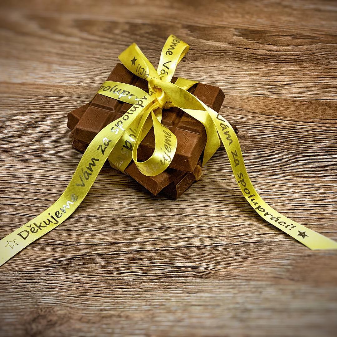 Poděkování, vzkaz, věnování, datum, vyznání lásky, vtipná hláška nebo třeba firemní logo a webová adresa. 🎗 Saténové stuhy s potiskem mají tisíce možností využití. Zkrátka Řekni to stuhou... ☺️#reknitostuhou #cokolada #cokolada🍫 #stuha #gift #darek #venovani #podekovani #chocolate #giftideas #originalnidarek #stuzka #proradost #lindtchocolate