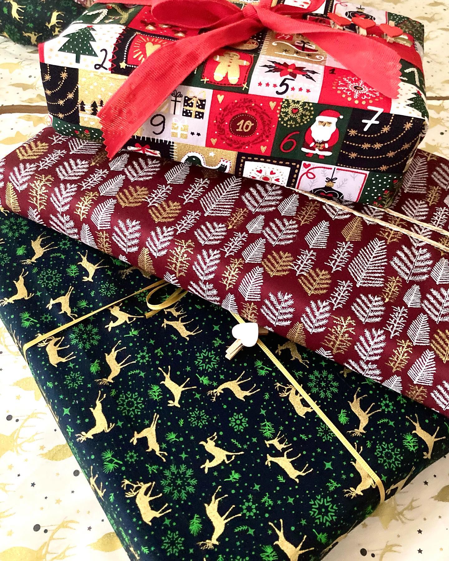 Unser Gewinnspiel und somit die Weihnachtssaison 2022 ist eröffnet 🎄
Wenn du nicht so verrückt viel Müll produzieren möchtest, ist #geschenkstoff eine echte Alternative zum einfach nur Aufreißen und Wegschmeißen.👍👍👍
Wie verpackst du deine Geschenke? Papier? Geschirrtücher? Gar nicht? Oder magst du Geschenkstoff probieren? Dann kannst du ein „Weihnachtspaket“ im Wert von 200 Euro gewinnen. 💶
Damit packst du deine Geschenke heuer mal anders und besonders schön ein. Also, wenn du mitmachen magst:
🎁 like diesen Post
(folge @geschenkstoff und
@regina_preloznik)
🎁 verlinke einen Freund/eine Freundin, dem/der Geschenkstoff gefallen könnte.
Spiel mit bis zum 25. November. Am 27. November verlosen wir dann 😀😀😀 unter allen, die mitgemacht haben. So bekommst du dein Riesen-Geschenkstoffpaket garantiert rechtzeitig.🎄🎄🎄
#gewinnspiel #geschenkstoff #weihnachten22 #Advent #geschenkeverpacken #nachhaltig #keinmüll