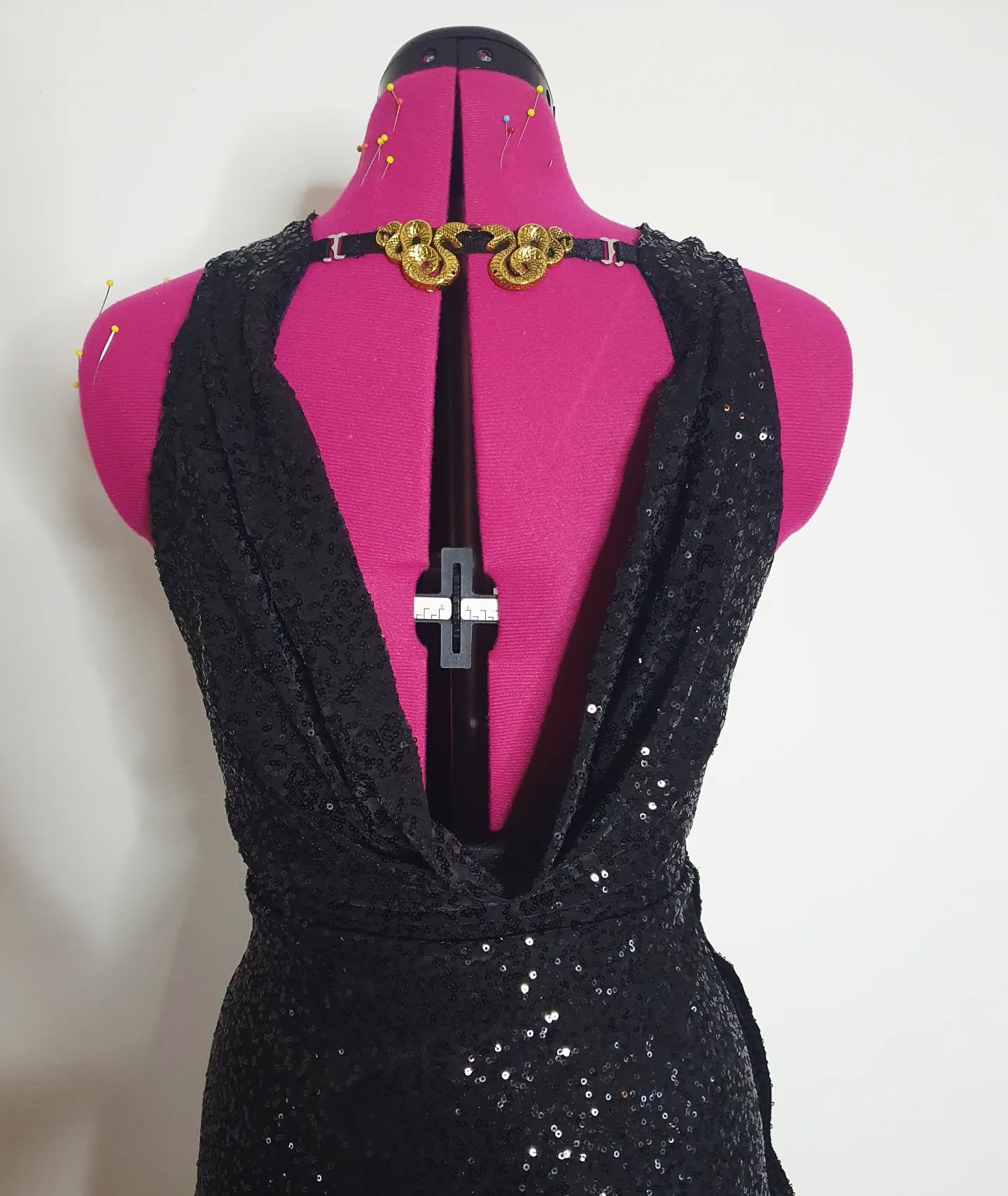 Backside!
To give it the elegante of evening garderobe, this one has a waterback cleavage in the back, but one decorated elastic strap for stability when moving.
The snake detail was a small hint to the nature of this character. As the strap is hooked in with G-hooks it is interchangable with other details!
#circuscostumedesigner #circuscostume #poledanceoutfit #bespokecostume