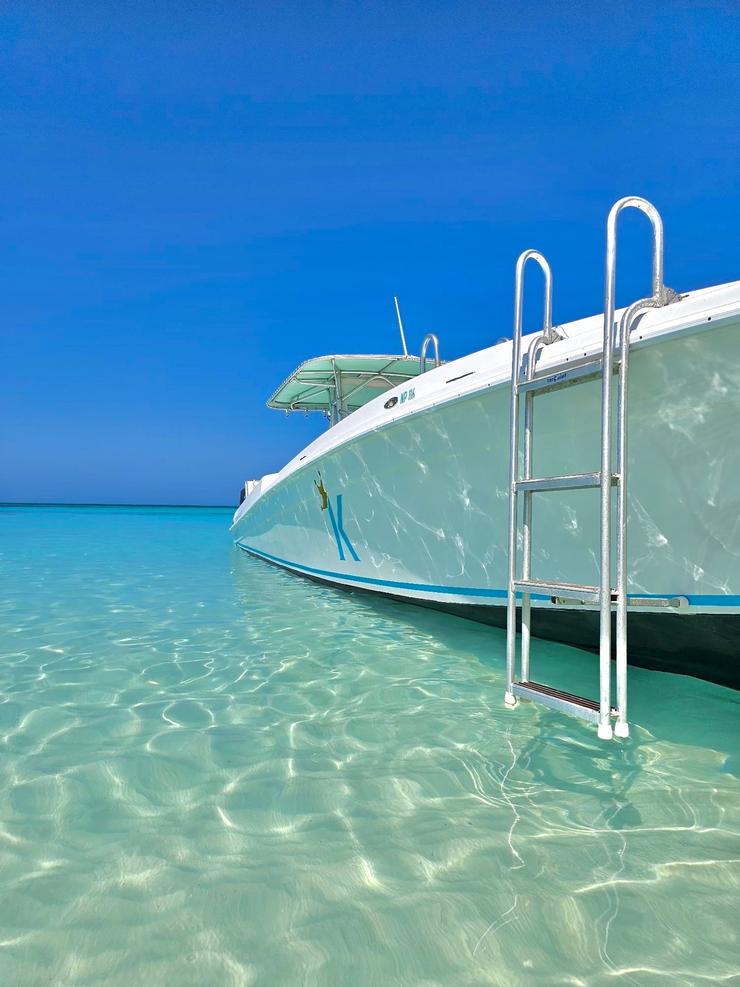 ℝ𝔼𝔽𝕃𝔼ℂ𝕋𝕀𝕆ℕ𝕊 - Big White's recent paint job is showing off in this photo! Who wants to start the week off here?!
*
*
*
*
*
#daycharter #bahamascharter #boatcharter #privatecharter #privatebeach #luxurycharter #travelbahamas #visitbahamas #daytrip #luxuryexcursion #customcharter #secludedbeach #secludedbeaches #oceanaddict #tropicalparadise #boatday #bestbeach #roseisland #thebahamas #bahamastravel