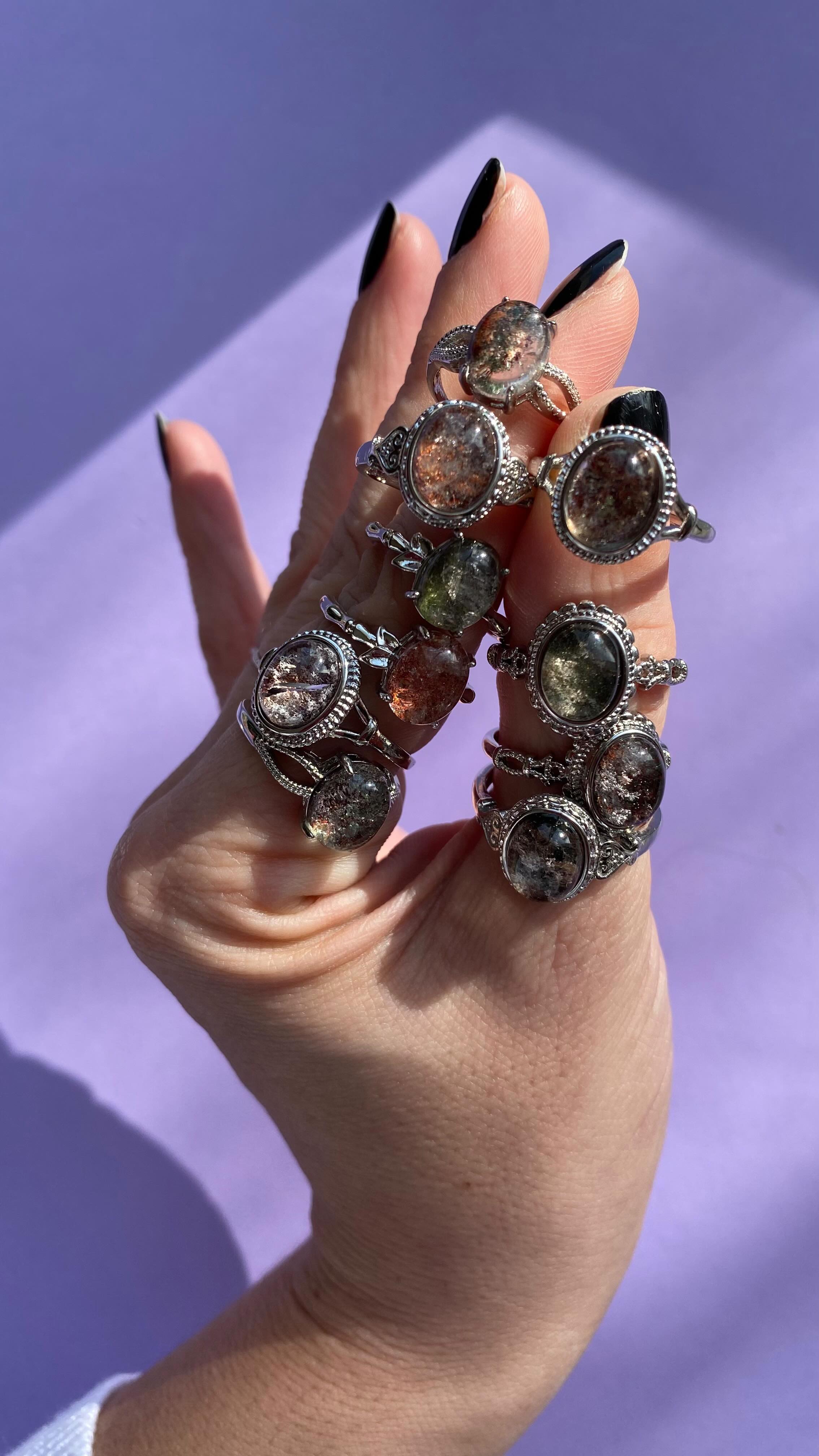 Je vous présente ici neufs bagues de différents modèles serties de la pierre des visionnaires : la Lodolite aussi appelée Garden Quartz sur le marché.
Chaque cabochon est unique, un petit morceau de nature capturé pour se rappeler que la vie est si précieuse 🫶🌱
💡 : Les bagues sont en cuivre blanc ( 3 couches d’argent) et réglables.
👉Dispo sur le site www.unautrecristal.com.
Les bagues peuvent aussi être réservées en mp (voir règlement en Story à la Une).
Affectueusement,
Emeline 💜🫶😌