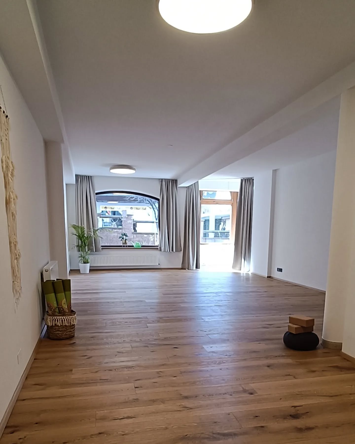 OPENING SOON das neue Yoga Studio well being 😍🕉📿 Yoga well being steht für Achtsamkeit, Individualität, Yoga, Leben, Freude, Freiheit und Liebe zu dem, was wir tun.
Wir starten mit einem kleinen Stundenplan ab 13.03.2023:
- Montag, 17:30 - 19:00, Christina
- Dienstag, 18:00 - 19:30, Sandra (ab 28.03.2023)
- Mittwoch, 08:00 - 09:30, Christina
- Donnerstag, 19:00 - 20:30, Belinda
Bitte die Stunden direkt bei den jeweiligen LehrerInnen buchen: www.yogawellbeing.at
Wir freuen uns, unsere Türen für unsere Yoginis und Yogis zu öffnen und jeden persönlich in unserem neuen Studio zu sehen!
.
.
#yogawellbeing #reithimalpbachtal #neuigkeiten #newbeginnings #yogastudio #yogatirol #jedemanfangwohnteinzauberinne #alpbachtal #inbalance #newstudio