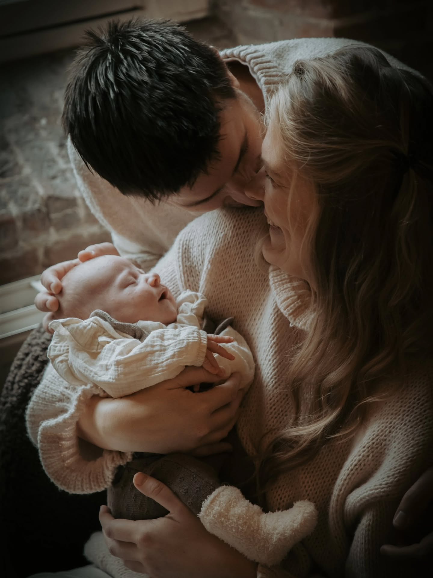 Veilig in de armen bij mama.. kusjes van papa. Nu al zo geliefd 🤎