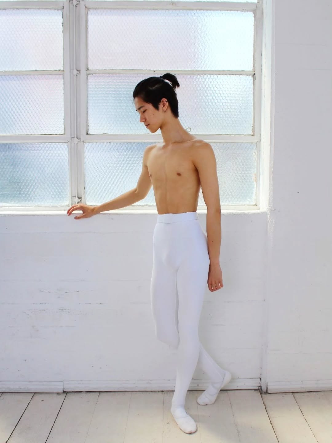 Our "winter white" performance tights. You asked and we listened. Made of a poly-lycra blend, with 4 way stretch and a beautiful sheen that makes them shine on stage.
#mstevens #dancewear #balletwear ##bodywear #mensballetwear