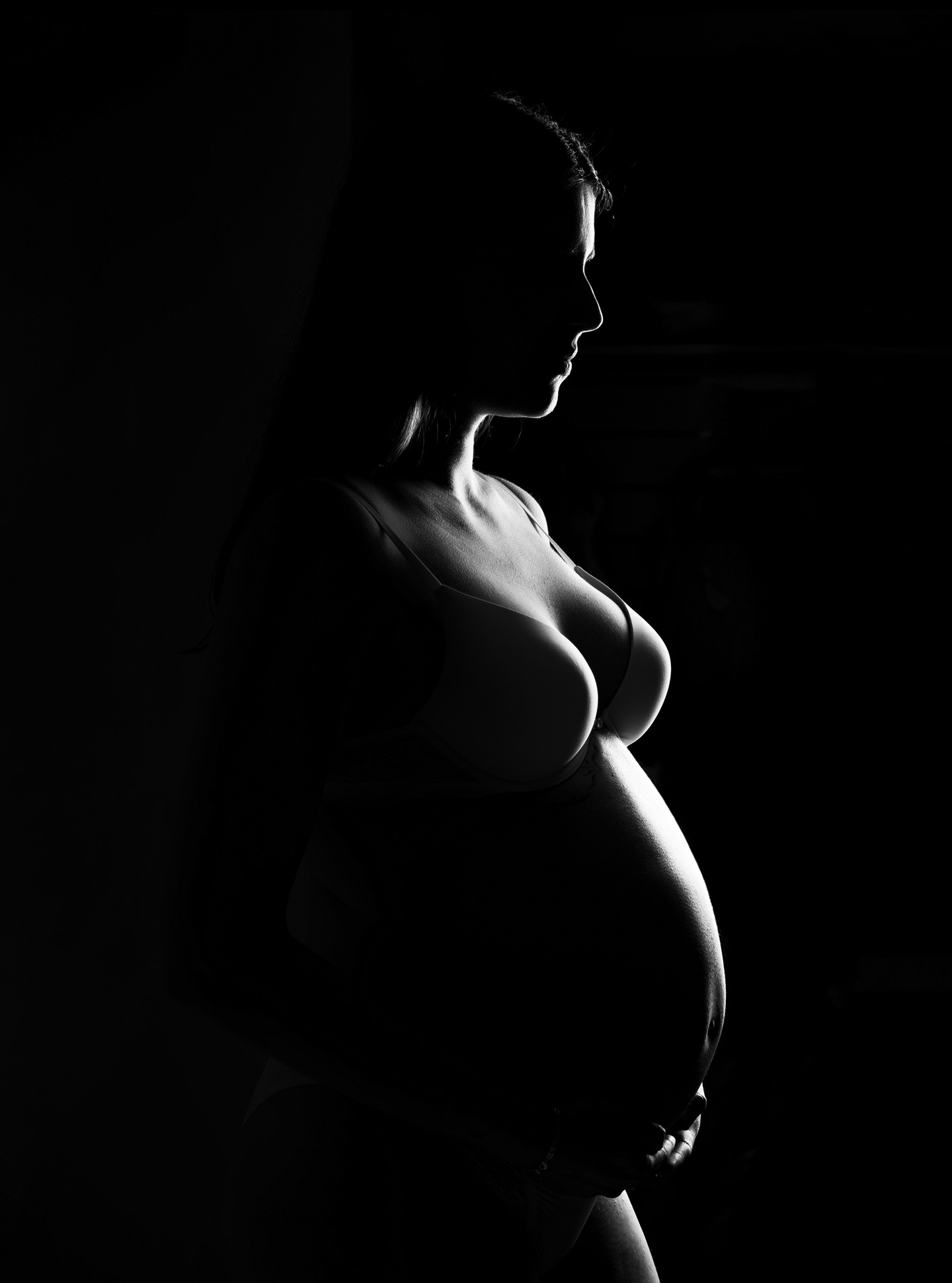 Os voy a contar una anécdota que suele ocurrir en esta parte de la sesión: siempre me paso un buen rato mirando la tripa y hablándoles a los bebés. Mi reto es ver si logramos captar ese "empujón" justo a tiempo.
Ha habido momentos en los que lo he visto, pero atraparlo con la cámara en el segundo exacto es otra historia. Es un desafío personal en el que llevo meses; me parece algo mágico y, además, es un momento divertidísimo entre las mamis y yo por la conversación que acabo teniendo con sus bebés.
Sé que en algún momento el click llegará justo cuando ellos decidan asomarse.
¿Creéis que lo conseguiré pronto o me seguirán ganando la partida? jeje
.
.
.
.
.#SesionEmbarazada #BookMaternidad #fotografiaembarazo #maternityshoot #maternitysession #maternityphotoshoot #embarazo