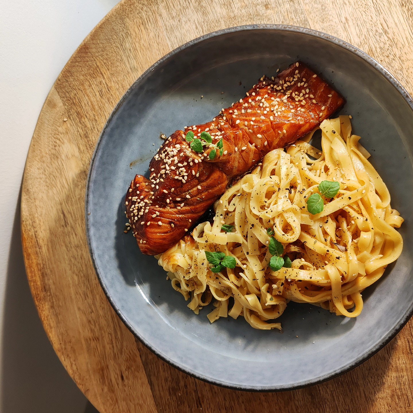 Mi-cuit de saumon mariné, sauce ponzu et micro-pousses de shiso ❤️
@neopoussmarseille 🌱
#foodstagram #foodblogger #foodartist
#cuisine #cuisineart #asianfood #foodie
#chefathome #foodstylists #salmon #art
#bistronomie #fooddesign #micropousse