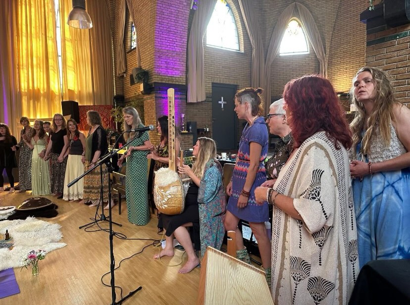 🎤 The power of improvisational singing & vocal emotional expression
Improvisational singing — singing without a fixed melody, lyrics, or form — brings us into a different state of being than singing existing songs. It invites direct expression in the present moment, without planning, without control.
Neuroscientific research shows that during musical improvisation, activity in brain regions related to self-censorship and conscious control temporarily decreases, while emotional and creative networks become more active (Limb & Braun). This helps explain why improvisational singing is often experienced as liberating, cathartic, and deeply authentic.
The human voice is directly connected to the nervous system.
According to Polyvagal Theory (Stephen Porges), voice, breath, and vibration play a crucial role in our sense of safety and social connection. Singing stimulates the vagus nerve and supports the parasympathetic nervous system — the system of rest, recovery, and connection.
Emotions are not abstract mental concepts; they are embodied processes. They live in breath, muscle tone, heart rate, and vocal quality. Research in trauma and somatic psychology (e.g. Bessel van der Kolk, Peter Levine) shows that expression through the body and through sound is essential for emotional regulation and integration.
Research indicates that singing and vocal expression:
• reduce stress (lower cortisol levels — Kreutz et al.)
• increase oxytocin and endorphins (connection & wellbeing)
• activate the limbic system (Koelsch)
• support emotional processing without re-traumatization
Improvisational singing is not a performance, and it is not about “singing beautifully.”
It is a form of embodied expression —
a way of giving space to what wants to be felt, without judgment and without a story.
🎶 Voice, breath, and sound together form a powerful bridge between body, emotion, and consciousness.
⸻
📚 Scientific inspirations & references:
Limb & Braun (2008) · Stephen Porges · Bessel van der Kolk · Peter Levine · Stefan Koelsch · Kreutz et al.