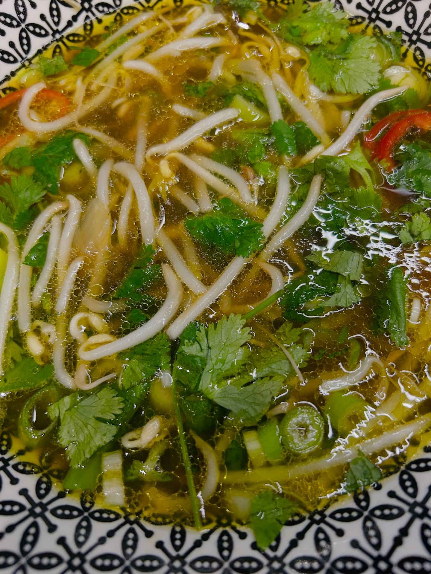 Ayurvedische Nudelsuppe 🌟🌟🌟
Heute nochmal ein Post zur Nudelsuppe 🍜 mit Rezept 🌟.
Wunderbar wärmende und leicht verdauliche💫.
Dein Agni wird diese Suppe lieben 🫶, denn nicht nur warm und leicht, sondern durch die wunderbaren Gewürzen wie Sternanis, Zimt, Nelken und Anis auch stark Agni anregend.
Auch dein Immunsystems profitiert von dieser leckern Mahlzeit.
Gerade jetzt in dieser nass-kalten Jahreszeit 🥶☔️.
#nudelsuppe #ayurveda#immunsystem #agni #gesundeernährung