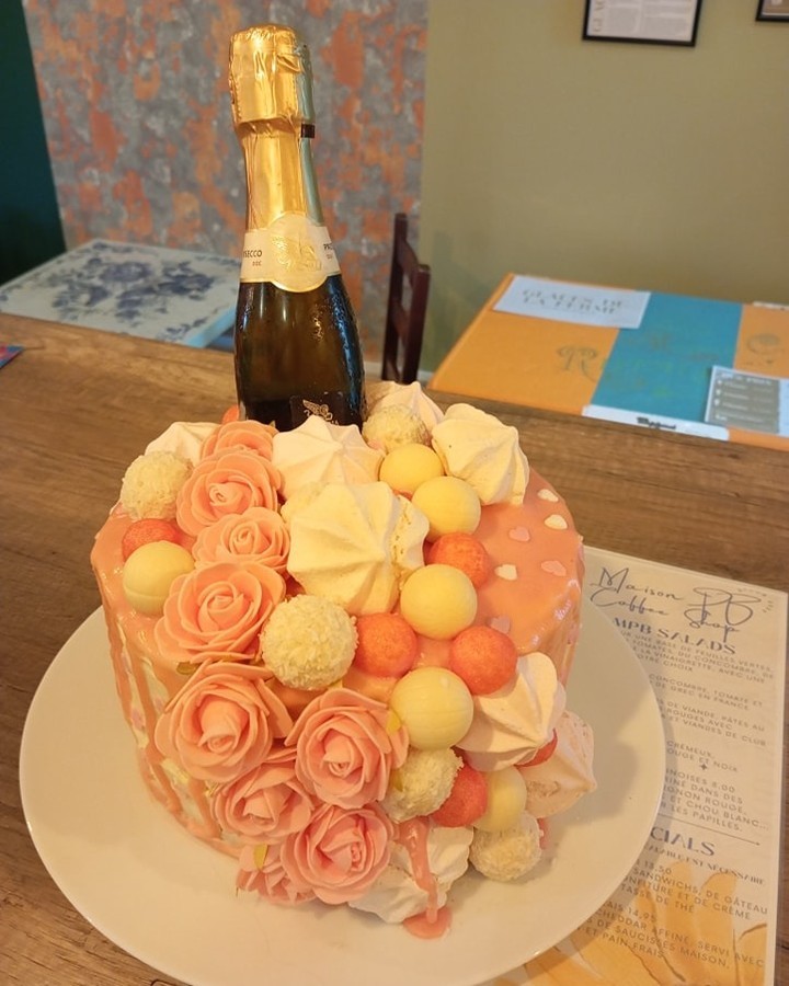 What a beautiful cake, made by the great team Maison PB here at Le Hibou Chic