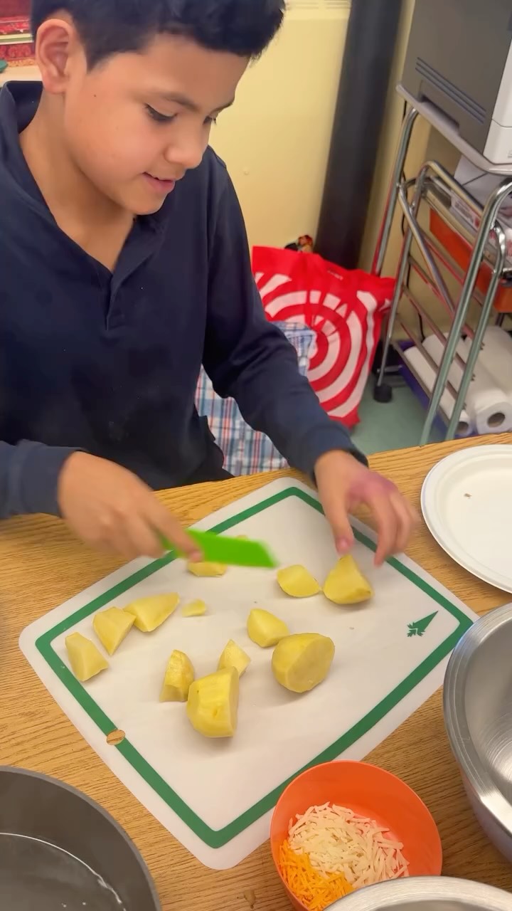 DLMS chefs in action 👩🏻🍳👨🏽🍳
This week our students mastered chicken and mashed potatoes from scratch. Learning life skills and building confidence, all while having fun! #dlmsfamilia