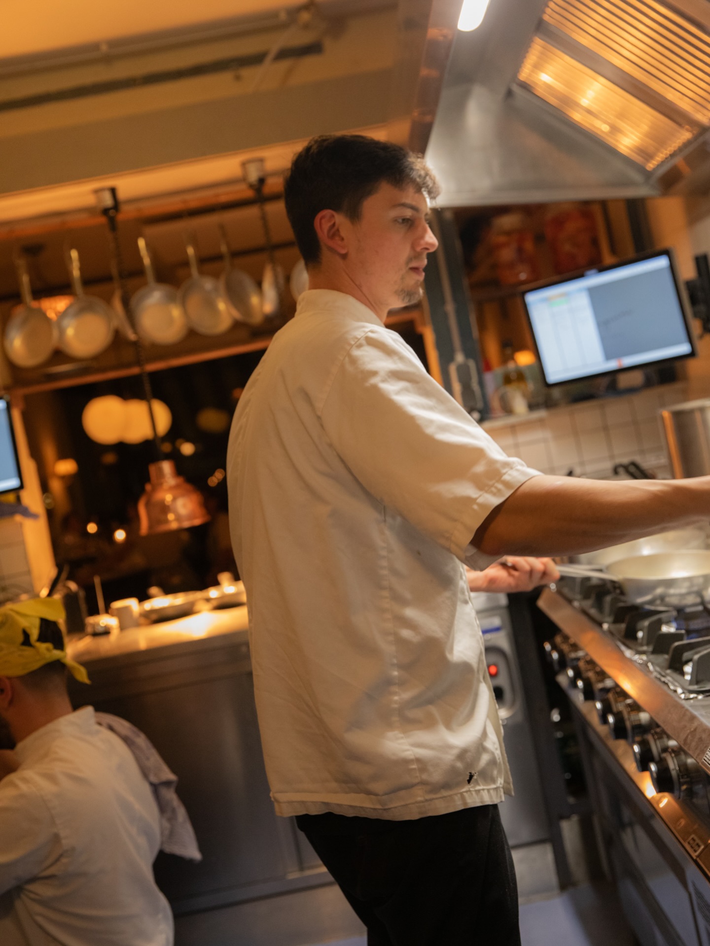 The cheffs in the kitchen are hard at work to get the dish onto your table tasting perfect.
.
.
.
#linguinitrattoria #italianrestaurantamsterdam #foodieinamsterdam