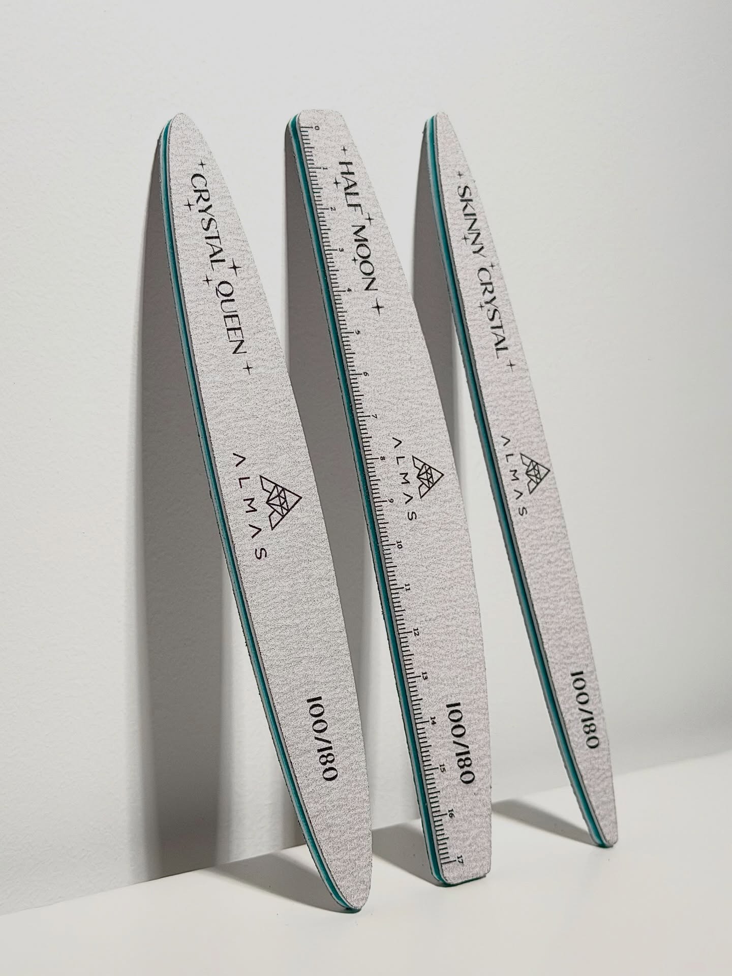 Quelle est votre lime Almas favorite parmi ces 3 formes iconiques : la Skinny Crystal, la Crystal Queen ou la Half Moon? Dites-nous pourquoi en commentaire! ⬇️
Saviez-vous que depuis la rentrée 2025, nous avons lancé nos limes V3 équipées d’un papier zébra de qualité supérieure? Ces modèles récents sont encore plus résistants et évidemment… toujours plus efficaces! 🔥
Chaque lime est disponible sur notre eshop au prix unitaire de 1€ ou en pot de 10 au prix de 9.50€. Une seule adresse : www.almas-creation.com 🛍️
#nailstools #frenchnails #frenchnail #onglerie #ongleries