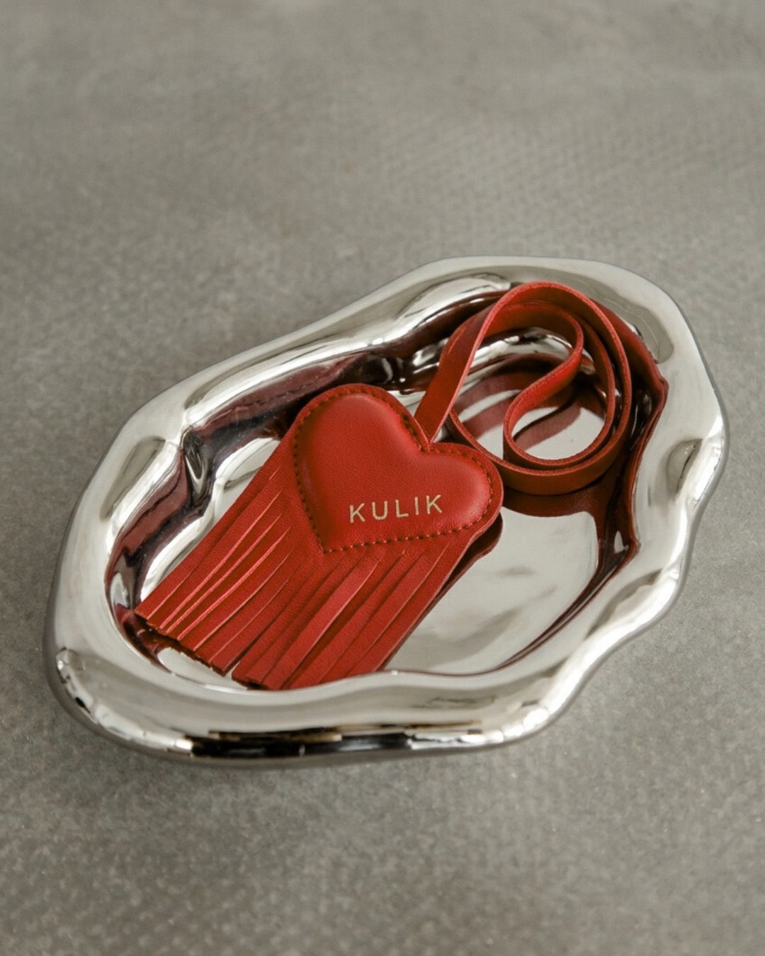 Walentynkowa przywieszka
Mały detal, który robi wielką różnicę. Skórzana przywieszka w kształcie serca – do torebki, kluczy lub jako subtelny akcent na prezent. Ręcznie wykonana, z myślą o kimś bliskim. Pakowana w piękny materiałowy woreczek z naszym logo.