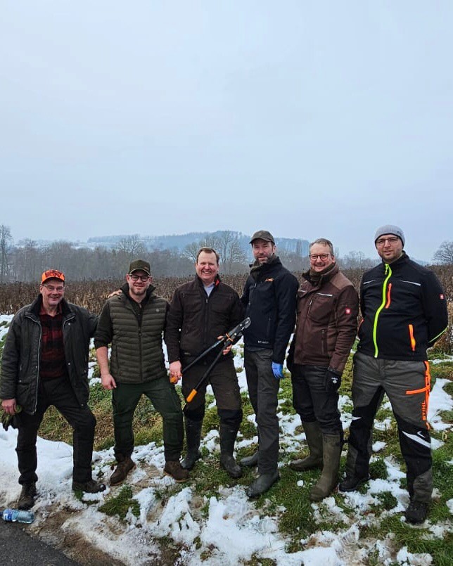 🪚🪵 Heute fand die jährliche Biotoppflegeaktion des Forum Natur statt.
🌿 An der Plögereistraße kamen die ehrenamtlichen Helfer aus den unterschiedlichsten Vereinen, Verbänden und Parteien zusammen, um gemeinsam aktive Naturschutzarbeit zu leisten.
🤝 Landwirtschaft und Naturschutz gehen dabei Hand in Hand und realisieren ein Projekt von dem alle profitieren: Die heimische Fauna bekommt neue Lebensräume, den Hecken tut der Rückschnitt gut, Müll wird aus den Gräben und Büschen entfernt und das Stadtbild wirkt gepflegter.
🙏🏻 Danke an alle die heute daran teilgenommen haben, an die Organisatoren des Forum Natur @pfaffroger und Axel Assbrock und für den Austausch und das freundschaftliche Miteinander!
#forumnatur #miteinander #natur #handinhand #vlotho