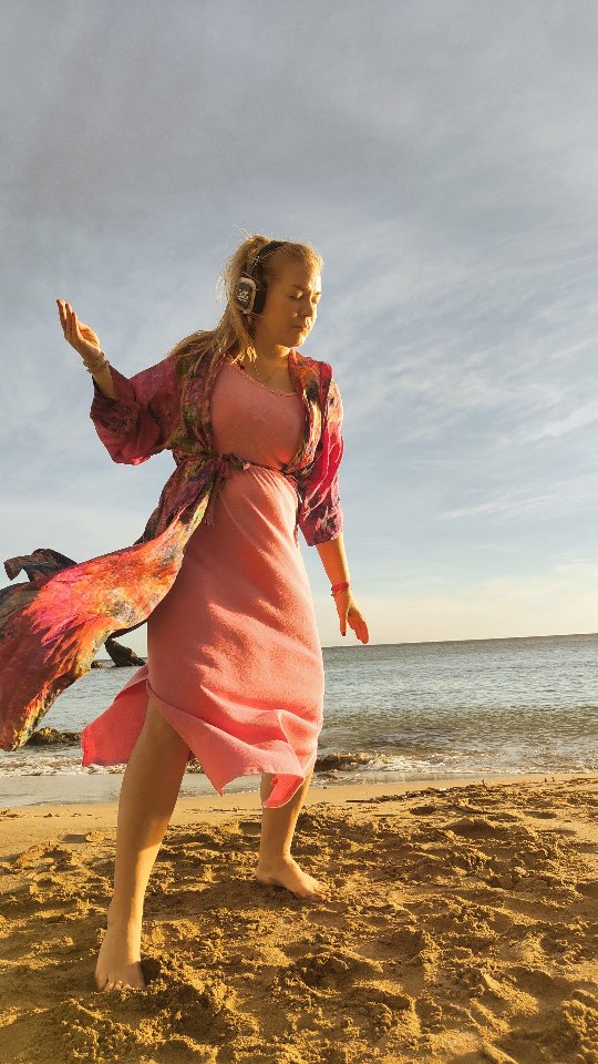 Min kraftplats 💪🏼
Jag har alltid haft behov av att uttrycka mina känslor i någon kreativ form.
Hit brukar jag gå vid behov för att få röra på kroppen till musik som är en av mina bästa kreativa metoder för att låta kroppen släppa ut både jobbiga och glada känslor.
Just nu försöker jag blicka framåt i en svår period i mitt liv, och jag längtar efter den dag då jag får guida andra i att röra sina kroppar till musik på ett traumainformerat och tryggt sätt.
Det är en så kraftfull metod för psykisk läkning 🩷
.
Berätta gärna, vad brukar just du göra för att må bättre psykiskt?
.
.
.
.
.
.
#danssomläkning #dansterapi #frigörandedans #dansa #dansagöteborg #dans #fridans #freeflowdance #terapeutiskdans #dansainaturen #bröstcancer #psykiskhälsa #mentalstyrka #rörelsefrihet #motion #hälsa #mentalhälsa