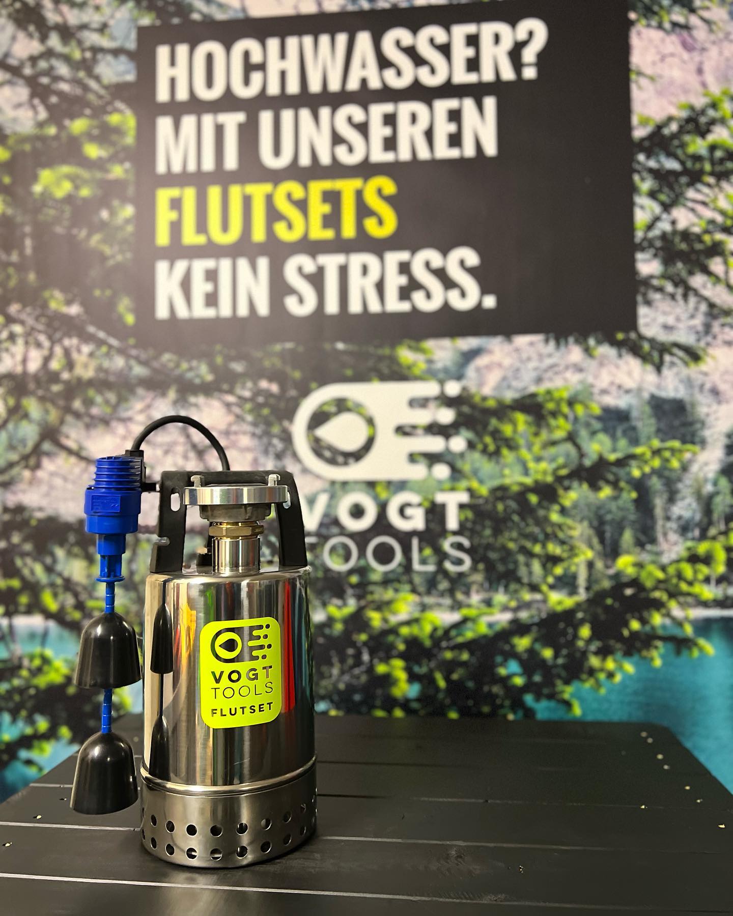 HOCHWASSER MIT UNSEREN FLUTSETS KEIN STRESS!
.
Hier eine Tauchpumpe mit einem speziellen Kompaktschwimmer (KS). Mit diesem Schwimmer kann die Pumpe in ein Rohr, mit einem Innendurchmesser ab 250 mm verwendet werden. Das individuelle Flutset HQ 9.5 KS mit automatischer Niveauregulierung - kompakt verpackt in einer Sortimo-Box von @sortimo_schweiz + mit Profi-Schläuchen von @gollmer_hummel.
.
Alles dabei & bereit wenn es darauf ankommt! ✅
.
Nur bei vogt tools 😉
.
#tauchpumpe #flutset #abpumpen #pumpitab #pompier #hochwasser #hochwasserschutz #starkregen #erstehilfebeihochwasser #feuerwehr #hauseigentümer #thw #floodsnake #zivilschutz #naturgefahren #versicherung #vorsorge #mobiliar #flood #sortimo #herzogenbuchsee #bern #schweiz #kellerunterwasser #firefighter #heroes