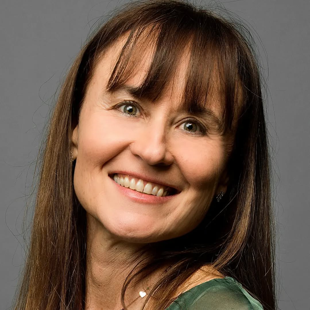 Mi sono laureata in legge e sono diventata un avvocato, ma dentro di me sentivo che quella routine frenetica non mi rendeva felice, non mi apparteneva 👩🏻💻
Poi è arrivato un problema di salute che mi ha costretto a fermarmi e ho capito che era arrivato il momento di prendere in mano la mia vita e lavorare su me stessa, sulla parte più vera e profonda di me. Sono diventata consapevole dei miei bisogni, delle mie ferite, delle mie resistenze e delle mie emozioni. Ho trovato la forza di diventare responsabile del mio tempo e di esprimere ciò che sono e ciò che fa vibrare la mia anima 🍃
Mi sono quindi avvicinata al Counseling attraverso un percorso di studio e ho sperimentato quanto questo, abbinato al lavoro energetico del Respiro Consapevole, possa cambiare la vita di chi lo pratica. La mia l'ha cambiata 🌸 e da qui è scaturita naturalmente la scelta di farne una professione per accompagnare chi incontro sulla mia strada 🤗
#therapy #therapist #counseling #counselorolistico #mentalhealth #traumarecovery #mentalhealthawareness #privatepractice #terapeutaholistico #salutebenessere #accessbars #accessconsciousness #cambiamento #coachingonline #benessereolistico #holistichealer #holisticwellness #olistico #trainingolisticototale #holisticapproch #holisticcoach #verona
#italy #veronacity #veronaitaly