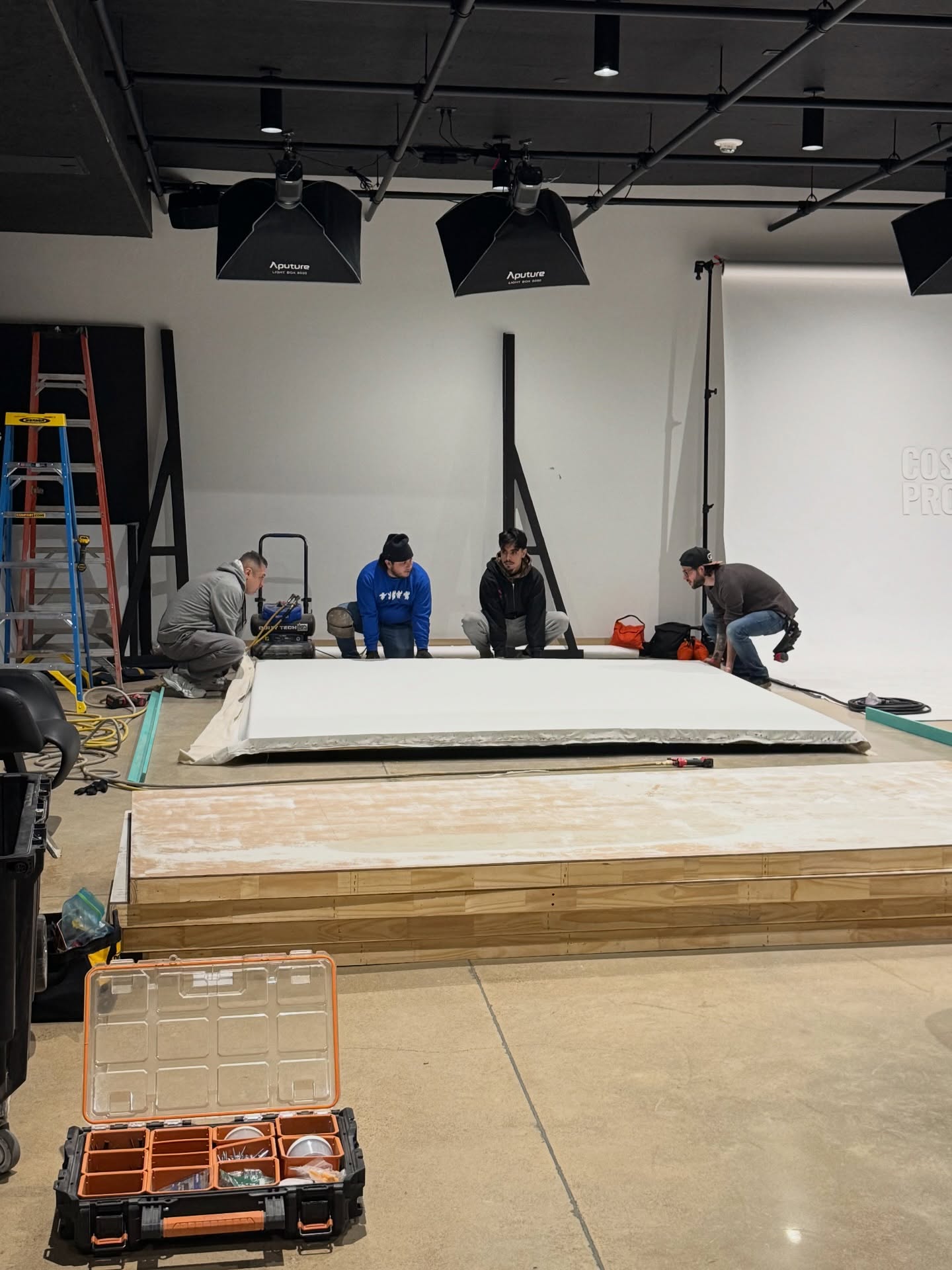 Set walls going up! Thanks @bayerbrotherssets