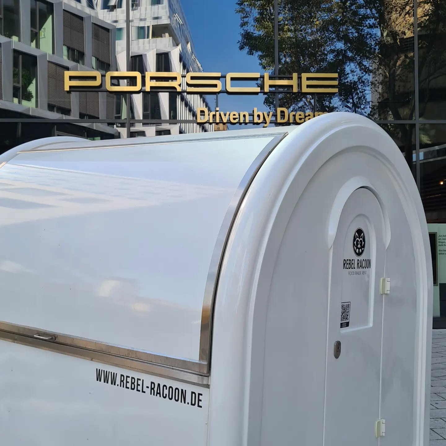 Unsere Trailer machen überall einen guten Eindruck.
Du wolltest schon immer mal wissen ob deine Geschäftsidee Erfolg haben kann. Dann teste es doch einfach.
Haben wir Dein Interesse geweckt? Wie ist Deine Idee?
Dann melde Dich direkt bei uns.
📱 0152 23754244
📧 info@rebel-racoon.de
🌐 www.rebel-racoon.de
Unterstützt durch @siviwondershop
#stuttgartcity #foodtrailer #foodtruck #essen #foodie #food #selbstständig #mietmich #mieten #geschäftsidee #cocktails #bar #startup #verkaufsanhänger #hochzeit #sekt #sektempfang #koch #lokal #gastronomie #stuttgart #rebel #selbstständigkeit #idee #idea #black #trailer #lecker #gesund #vegan