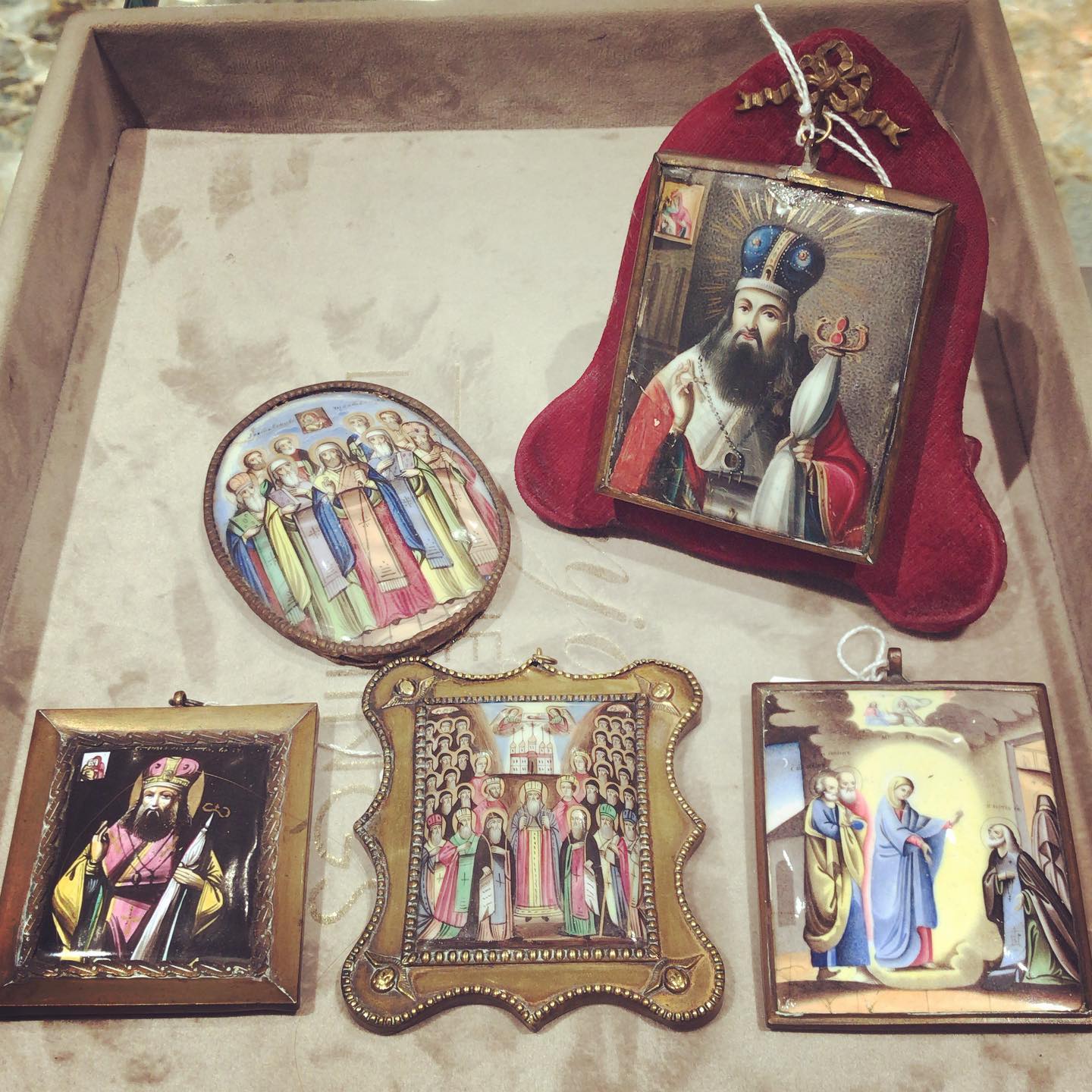 Antico ponte antiquariato collezione di smalti di Rostov, Russia 1800. Visita il mio sito anticoponteantiquariato.com. Link in bio#antiqueshops#antiques#antiquesinvenice#russianantiques#russianemail