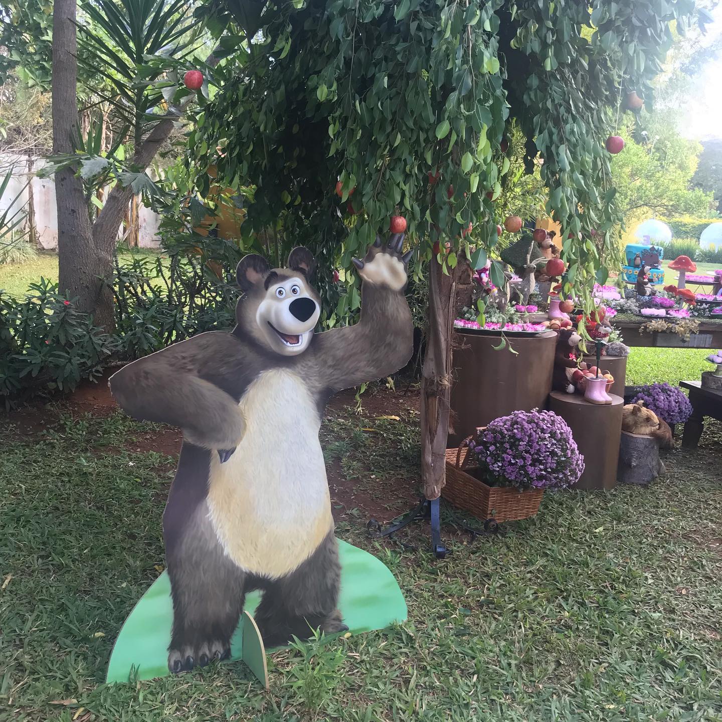 A Chácara Jardim das Caravelas é um pequeno paraíso localizado dentro de Uberlândia, vizinha ao Praia Clube e às margens do rio Uberabinha.
É um ambiente tranquilo, ideal para comemorações em família, com amigos e eventos de empresas.
Com uma área verde rica e ampla, o rio à sua margem e o canto dos pássaros, a chácara proporciona uma atmosfera relaxante única, longe da poluição e barulho da cidade.
Veja mais informações em: www.jardimdascaravelas.com
Contato para aluguel via WhatsApp 34 99166-1196
#uberlandiamg
#uberlandiaeventos
#chacarasuberlandia
#chácarasuberlândia