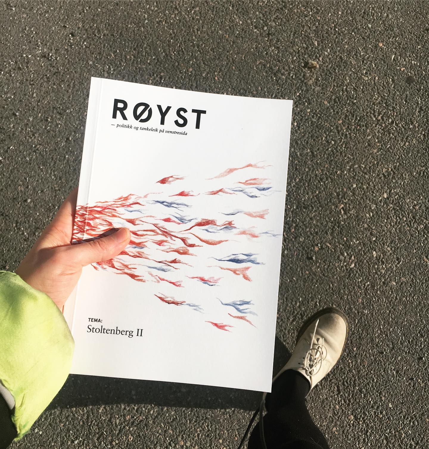 Det er vår i lufta, og me har nett henta prøvetrykket av årets fyrste utgåve ☀️ I neste uke sett vi i gong trykk og utsending av Røyst #15: Stoltenberg II til alle abonnentar!