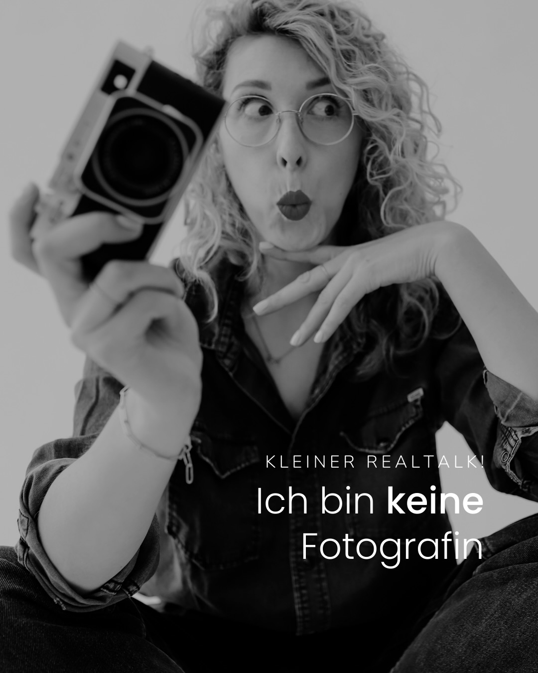 „Ich brauch nur 1,2 Fotos.“
Ehrlich? Ich kann’s nicht mehr hören 🙄
Und um es ganz deutlich zu sagen:
Dann bin ich auch nicht die
richtige Fotografin für dich 💔
Aber bevor du jetzt weiter scrollst, lass mich dir kurz erklären, warum ein, zwei „nette Portraits“ nicht ausreichen, wenn du wirklich die Menschen anziehen willst, die zu dir, deiner Arbeit und deiner Haltung passen.
Denn diese Fotos zeigen vielleicht,
wie du aussiehst.
Aber sie zeigen nicht:
❌ Wofür du stehst.
❌ Wie du arbeitest.
❌ Was dich von anderen unterscheidet.
Und vor allem:
❌Warum man dir vertrauen sollte.
Wunschkund:innen entscheiden sich nicht für ein schönes Bild. Sie entscheiden sich für ein Gefühl.
✔️ Für Klarheit.
✔️ Für Wiedererkennung.
✔️Für eine visuelle Sprache, die ihnen sofort sagt:
Das passt. Das fühlt sich richtig an.
Genau deshalb arbeite ich nicht mit Einzelbildern,
sondern mit ganzen Bildwelten.
✨ Mit einer klaren Linie.
✨ Mit Tiefe, Kontext und Haltung.
✨ Mit Bildern, die nicht nur gut aussehen,
sondern wirken.
Und die am Ende genau das bewirken,
was sich viele erhoffen:
Du wirst verstanden.
Du ziehst die richtigen Kund:innen an.
Und du wirst für die Arbeit gebucht, für die du wirklich brennst🔥
Wenn du merkst, dass du mehr willst als „mal eben ein Foto“ und deine Marke endlich sichtbar machen möchtest (und zwar so wie sie sich anfühlt!),
dann schreib mir und wir schauen gemeinsam,
ob und wie eine Bildwelt für dich entstehen kann,
die wirklich für dich spricht.
📷
Ich bin Vicky – Interior & Brand Fotografin.
Meine Bilder zeigen nicht
nur Räume oder Portraits,
sondern die Wirkung dahinter:
Persönlichkeit,
Designprozess
und das Gefühl,
das deine Marke ausmacht.
Ich entwickle Bildwelten, die für dich sprechen,
noch bevor du überhaupt ein Wort sagst.