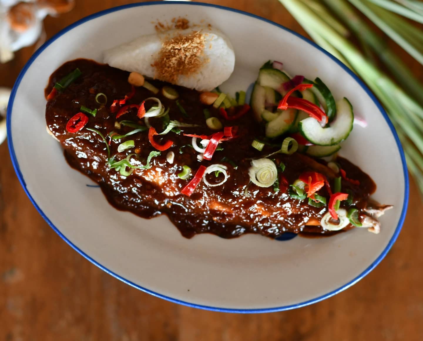 Onze befaamde makreel gegarneerd met een heerlijke pittige saus. Dit smaakvolle voorgerecht is bij veel gasten een favoriet!