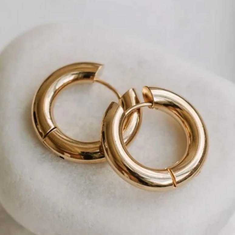 You can never go wrong with a classic gold hoop 😉
📍Shop our showroom
💎Custom Designs-Let us bring your vision to life
🗓️Open Monday -Saturday
#houstontx #houstonjewelry #quailvalley #missouritx #proposalrings #houstonproposalrings