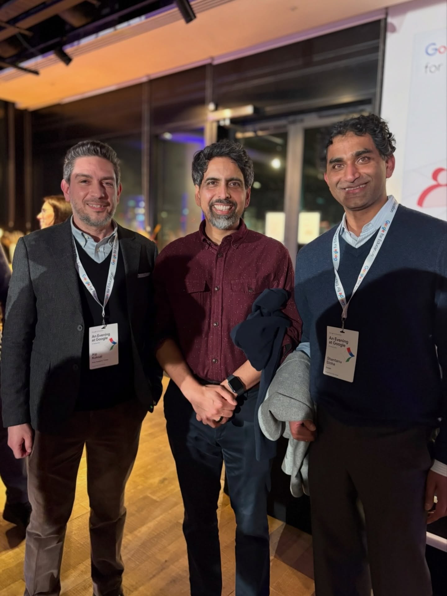 Google’ın Londra ofisinde, Khan Academy’nin kurucusu ve TED Talks’un lideri Sal Khan ve Google for Education Başkan Yardımcısı Shantanu Sinha ile bir araya geldim. Ben Gomes ve Chris Phillips gibi Google’ın eğitim alanındaki en üst düzey yöneticileriyle tanışma fırsatı yakalamak bu buluşmayı daha da özel kıldı.
Bett 2026’da duyurulan, eğitimde yapay zekâ kullanımına odaklanan Khan Academy – Google iş birliğini kutlamak için, dünyanın dört bir yanından seçilmiş eğitimcilerin davet edildiği “An Evening at Google” etkinliğine Sal ile birlikte katılmak gerçekten harikaydı.
Bu vesileyle, Khan Academy’nin kurucu ekibinde yer alan ve bugün Google for Education’ın hem organizasyonel hem de mühendislik birimlerinin liderliğini üstlenen Shantanu ile uzun zaman sonra yeniden bir araya gelmek de çok güzel bir tesadüf oldu. Sal’ın eşi sevgili Umaima Marvi ile hasret giderip, biraz sohbet ettik, biraz da Sal’ı çekiştirdik 🙂
Bir yandan Khan Academy’nin 7–8 kişilik bir ekipten bugün sadece Amerika merkez ofiste tam zamanlı 380 kişilik bir yapıya ulaşan yolculuğunu konuşurken; diğer yandan yapay zekâ ile birlikte eğitimin nasıl dönüşeceğini, öğrencileri geleceğe en iyi nasıl hazırlayabileceğimizi düşündük.
Bu özel gecenin bir parçası olmak; Türkiye’den katılan tek davetli ve Khan Academy’den davet edilen beş kişiden biri olmak benim için büyük bir gururdu. Misafirperverlikleri için Google for Education’ın MENA bölge liderleri Mazen Abdallah ve sevgili arkadaşım Tarek Bolbol’a teşekkür ederim.
Vizyonumuz ortak: Eğitimde eşitlik. Yeni teknolojiler ise bu hedef için yeni umutlar sunuyor. Geleceğin heyecan verici olacağı kesin; umarım herkes için eşit ve erişilebilir bir eğitim de bu heyecanın çıktısı olur.
#AnEveningAtGoogle #Bett2026 #KhanAcademy #GoogleForEducation #AIinEducation