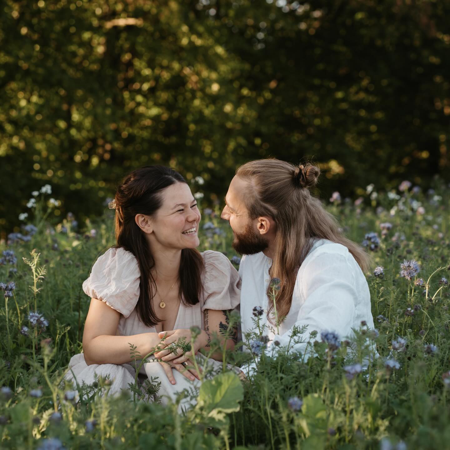 Alle, die mich kennen, wissen, ich liebe den Schnee. Aber heute ist mir bewusst geworden: Es sind nur noch ca. 24 Tage bis zum meteorologischen Frühling!
Dann wird die Natur wieder grün, die Frühblüher 🌷 lassen sich blicken und die Tage werden wieder länger.
Ein Vorteil gegenüber dem Hochsommer: Es ist oft noch nicht so heiß, es gibt weniger fixe Termine, Veranstaltungen & Feste und die ☀️ geht noch nicht ganz so spät unter. Dies ist besonders für Familien mit kleinen Kindern interessant, da wir uns bereits früher treffen können, um hübsche Sonnenuntergangs-Bilder machen zu können.
Wenn ich mir die Bilder von meinem Shooting mit @_studio.noa ansehe, geht mir richtig das Herz auf!
Licht ist einfach so, so wichtig für authentische Bilder!
Ich freue mich einfach schon jetzt auf ganz viele tolle Shootings 📸.
Solltet ihr noch einen Termin für März/April haben wollen, meldet euch gerne rechtzeitig. Gerne mache ich euch ein paar Terminvorschläge. 😘
Eure Juliana
#fotografaschaffenburg #paarshooting #Familienbilder #johannesberg #sunsetlover